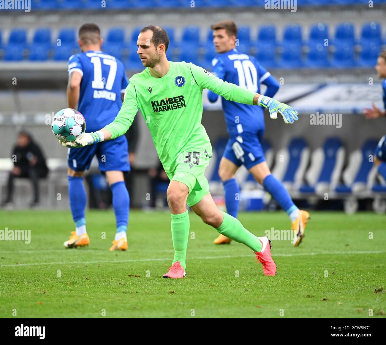 Karlsruhe, Deutschland. September 2020. Fußball: 2. Bundesliga, Karlsruher SC - VfL Bochum, 2. Spieltag im Wildpark-Stadion. Karlsruher Marius Gersbeck. Kredit: Uli Deck/dpa - WICHTIGER HINWEIS: Gemäß den Bestimmungen der DFL Deutsche Fußball Liga und des DFB Deutscher Fußball-Bund ist es untersagt, im Stadion und/oder aus dem Spiel aufgenommene Aufnahmen in Form von Sequenzbildern und/oder videoähnlichen Fotoserien zu nutzen oder auszunutzen./dpa/Alamy Live News Stockfoto