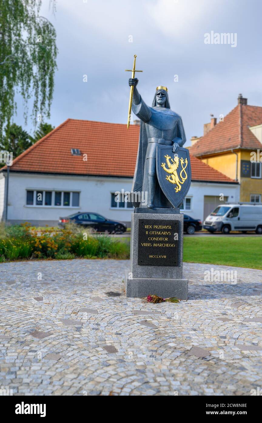 MARCHEGG, ÖSTERREICH – JULI 21 2020: Statue des Königs Przemysl Ottokar II. Gründer der Stadt Marchegg Stockfoto