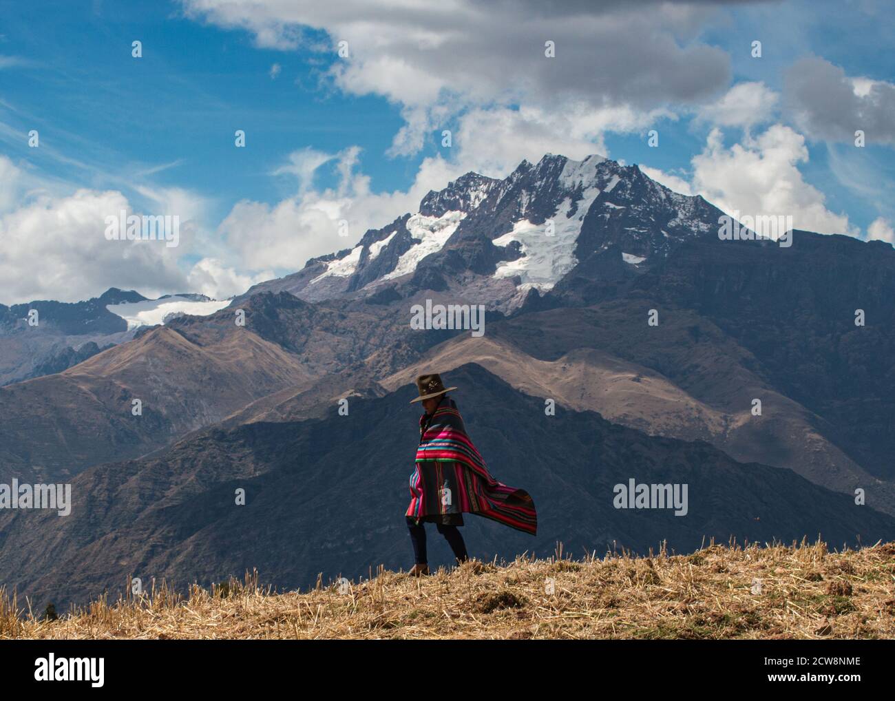 Eine Quechua-Frau geht über einen Andenkamm in der Nähe von Cusco, Peru Stockfoto
