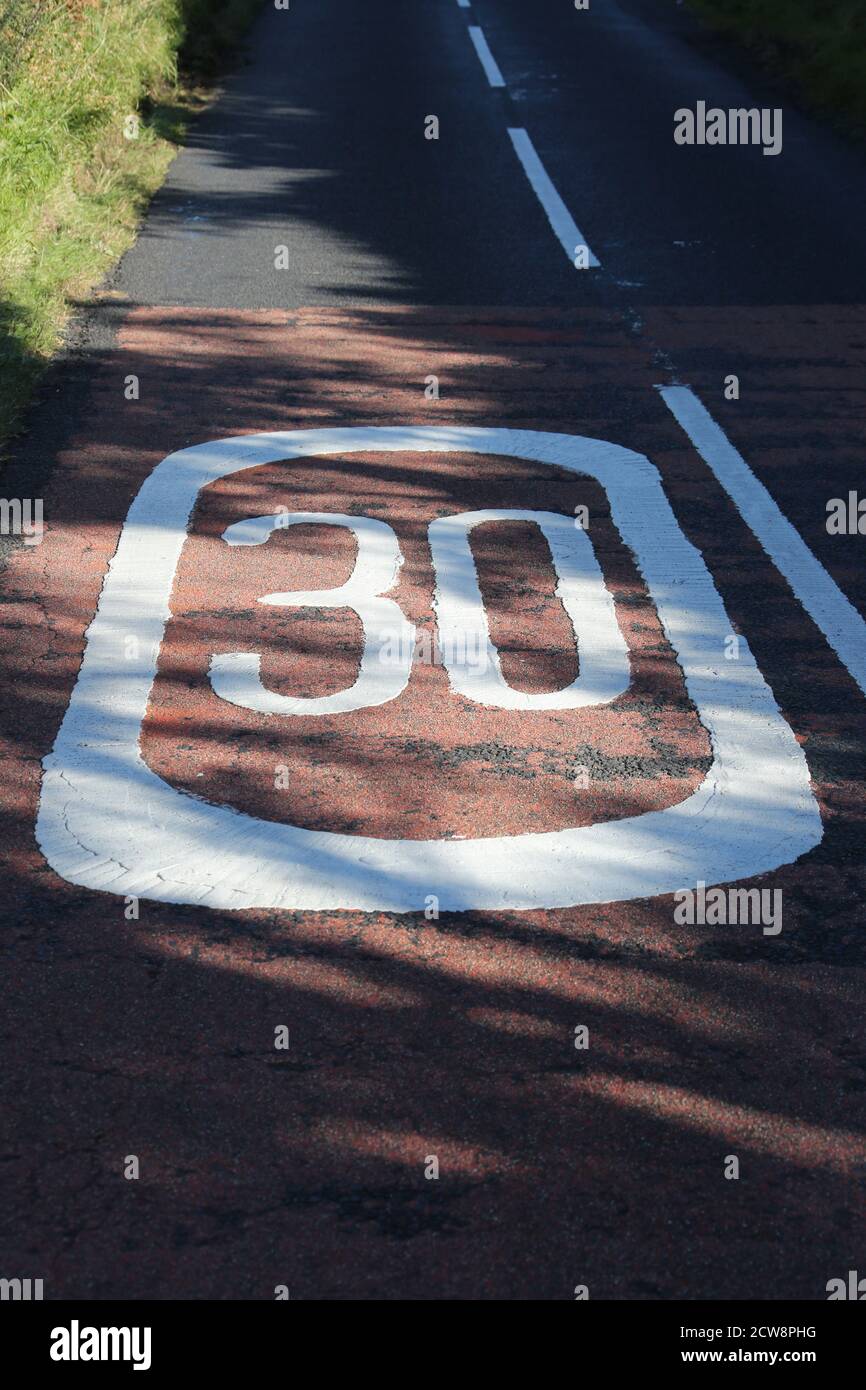 Dunure, Ayrshire, Scotland, UK.Castel Road, die zum Fischerdorf Dunure führt und 30 km/h Geschwindigkeitsschilder auf der Straße und am Ortsanfang zeigt Stockfoto