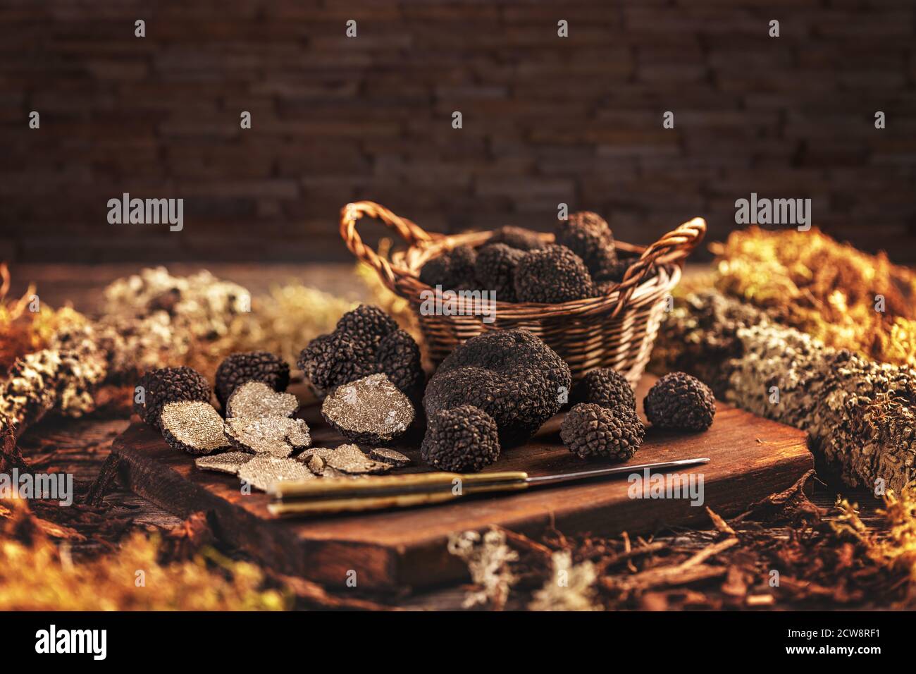 Marktkorb mit seltenen und teuren schwarzen Trüffelpilzen Stockfoto