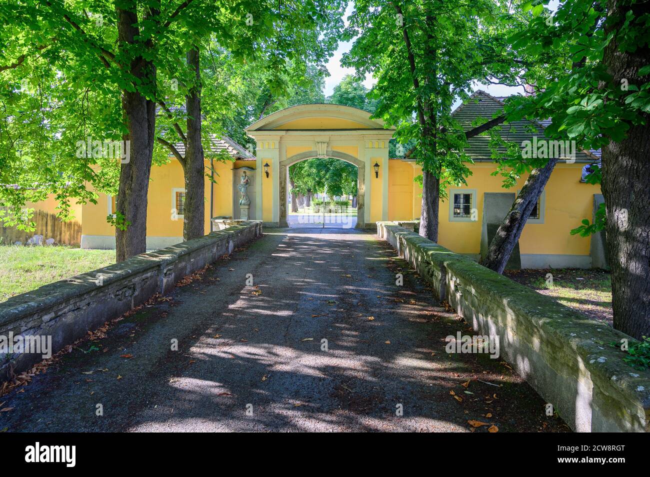 Eingangstor zum Park des Barockschlosses Marchegg (Marchegg, ÖSTERREICH) Stockfoto
