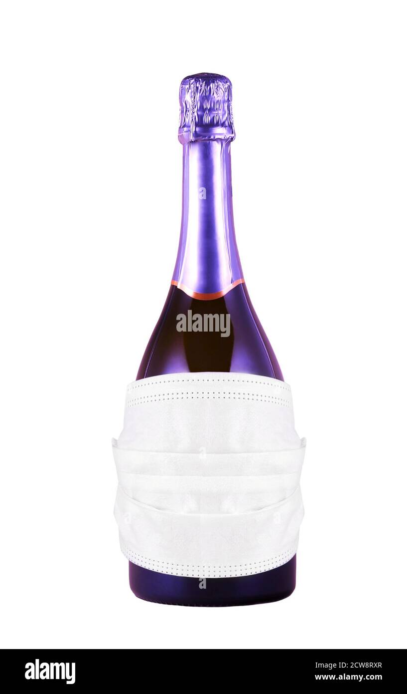 Flasche Champagner mit weißen Schutzmaske isoliert tragen. Kreatives Konzept mit medizinischer Maske. Selbstschutzkonzept. Stockfoto