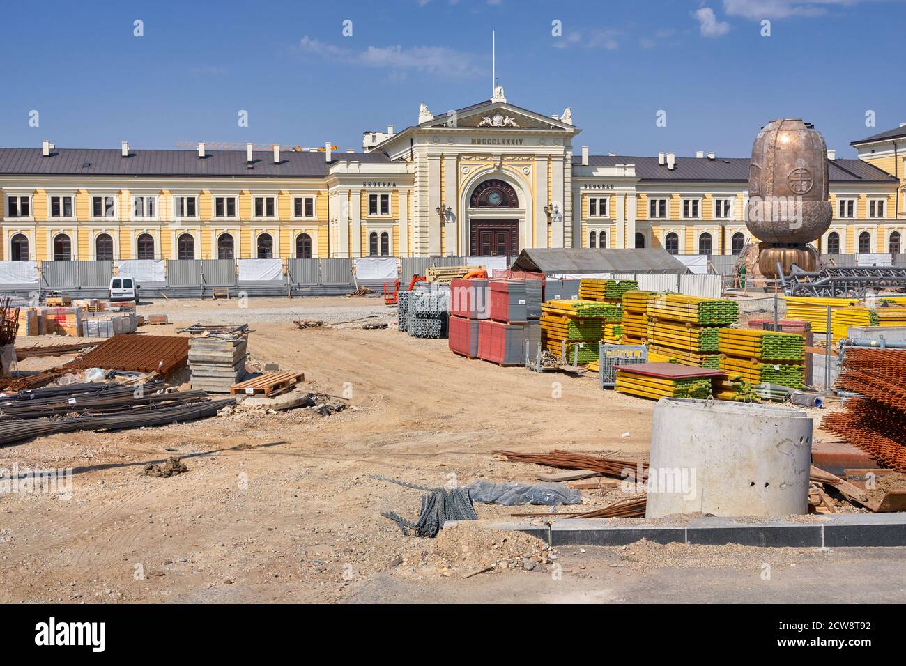 Belgrad / Serbien - 13. September 2020: Umbauarbeiten vor dem ehemaligen Belgrader Hauptbahnhof wurden in Nikola Tesla mu umfunktioniert Stockfoto