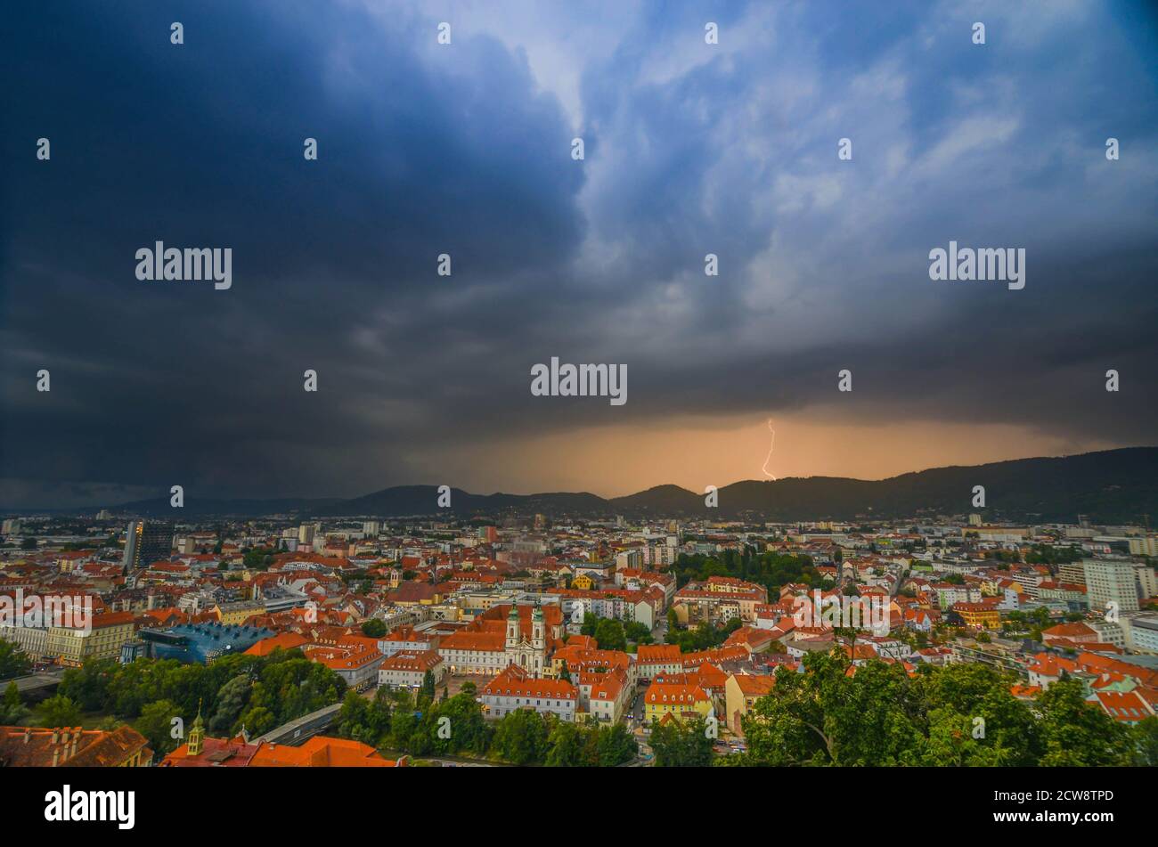 Gewitter mit dramatischen Wolken über der Stadt Graz, mit Mariahilfer Kirche und historischen Gebäuden, in der Steiermark, Österreich Stockfoto