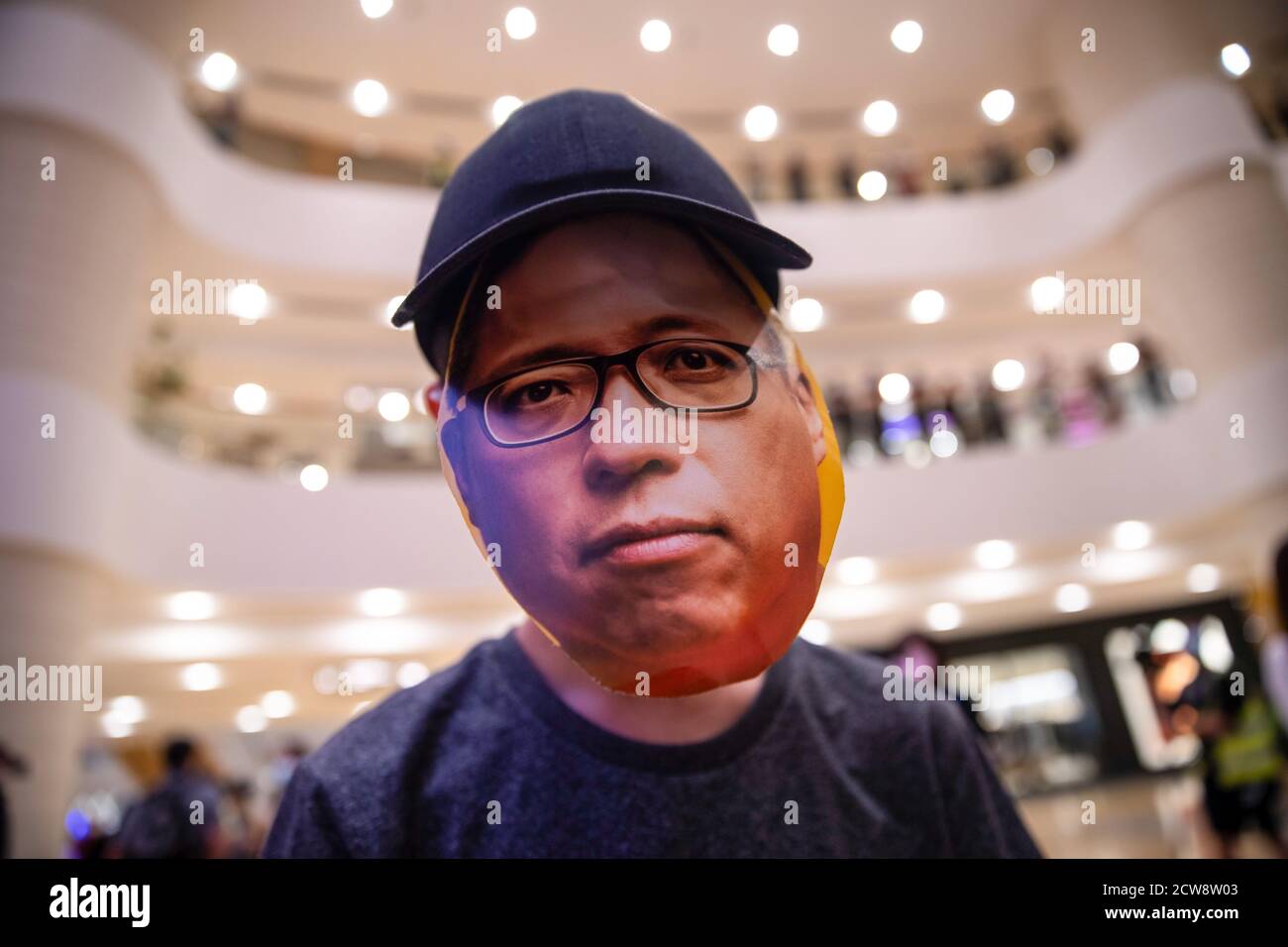 Während des Protestes zum Gedenken an den 6. Jahrestag der Umbrella-Bewegung wird ein Protestler gesehen, der eine ausgedruckte Maske des People Power-Aktivisten "Fast Beat" Tam Tak-Chi trägt, der vor kurzem verhaftet wurde, weil er angeblich Hass schürte Der 6. Jahrestag der Regenschirm-Bewegung, wo Hong Kongers auf die Straße ging und die Hauptstraßen in der Stadt besetzte, um allgemeines Wahlrecht zu fordern. Stockfoto