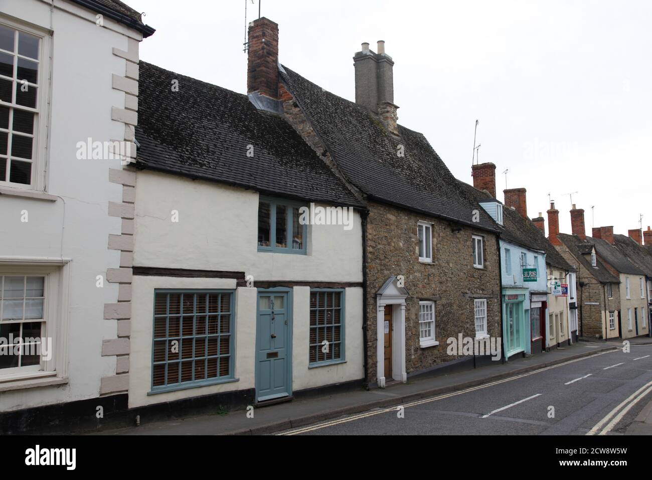 London Street in Faringdon, Oxfordshire, zeigt verschiedene Stile von Reihenhäusern und Hütten, aus dem 17. Jahrhundert Stockfoto
