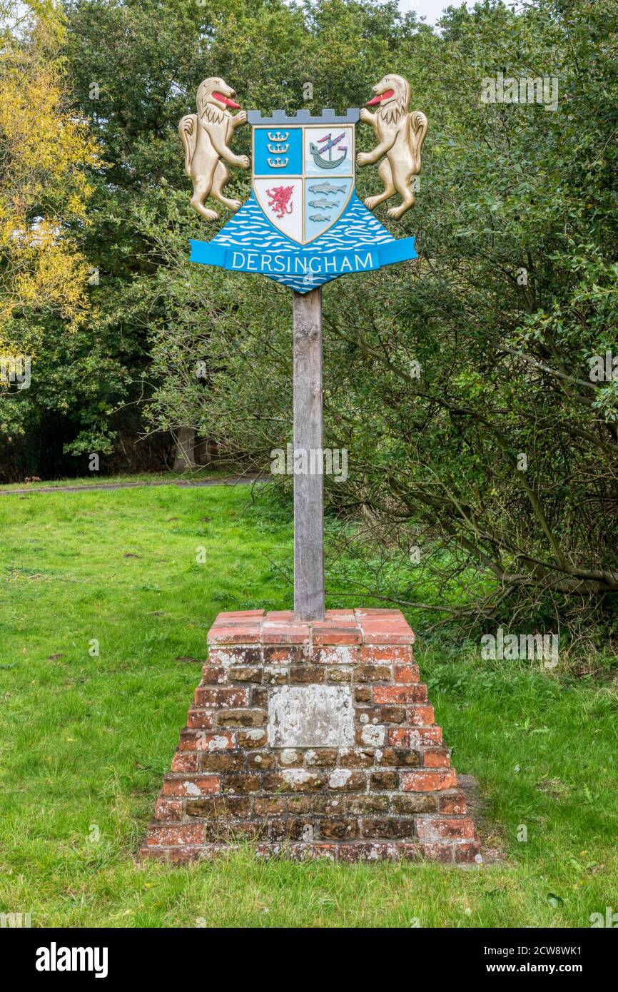Das Dorfzeichen von Dersingham in West Norfolk. Stockfoto