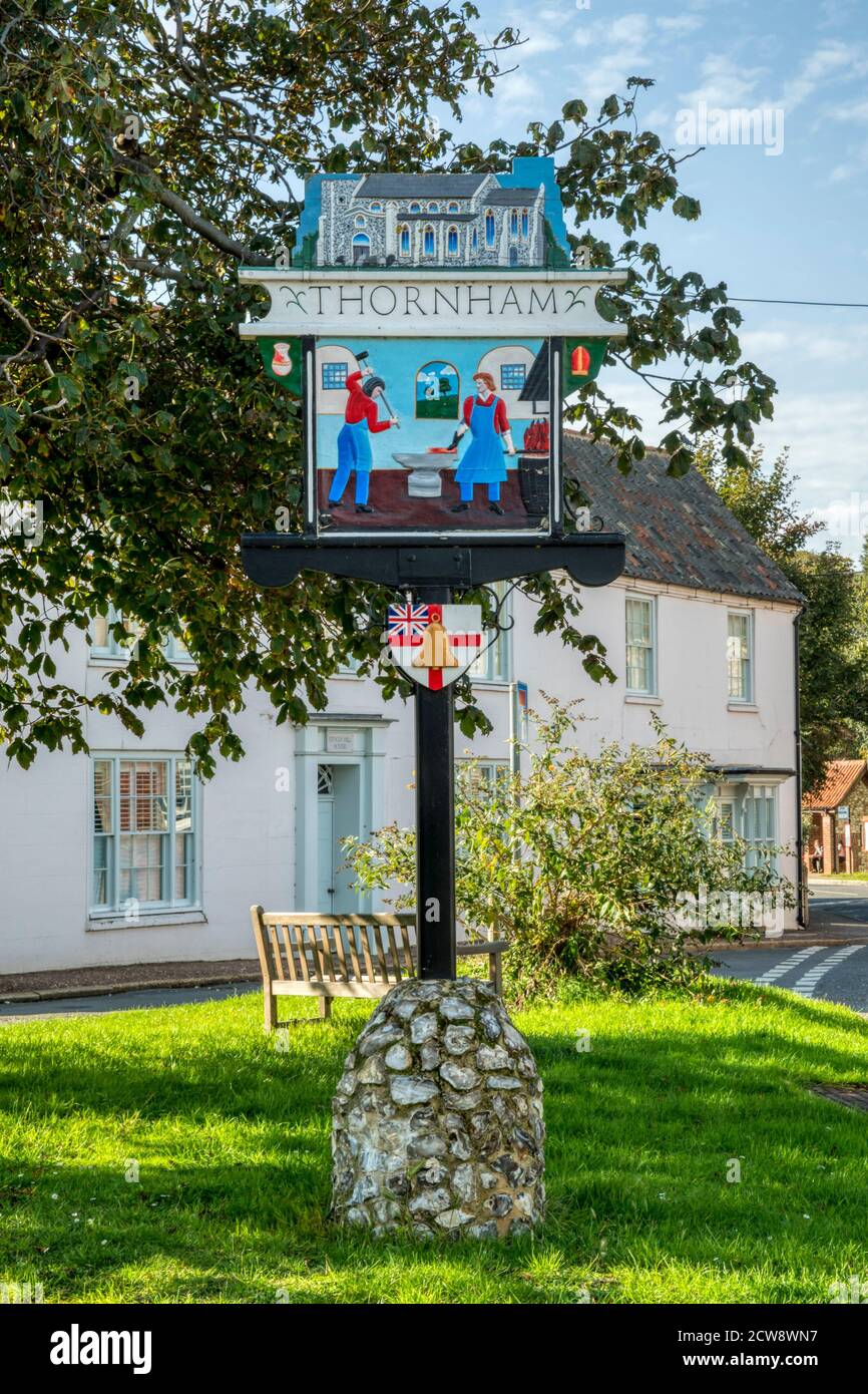 Dorfzeichen von Thornham in Nord-Norfolk. Stockfoto