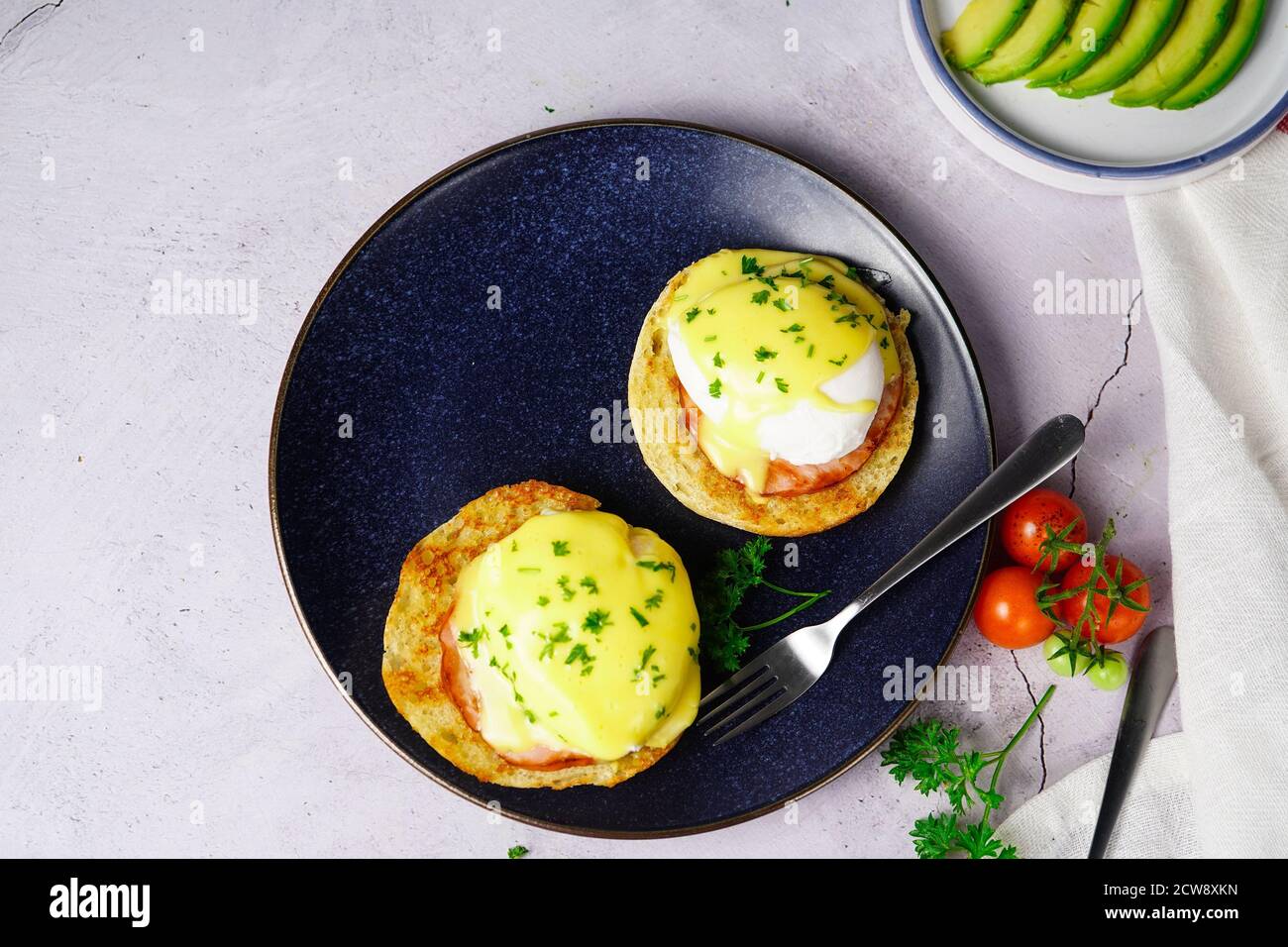 Hausgemachtes Ei Benedikt mit perfekt pochierten Eiern Kanadischer Speck mit Sauce Hollandaise, selektiver Fokus gekrönt Stockfoto