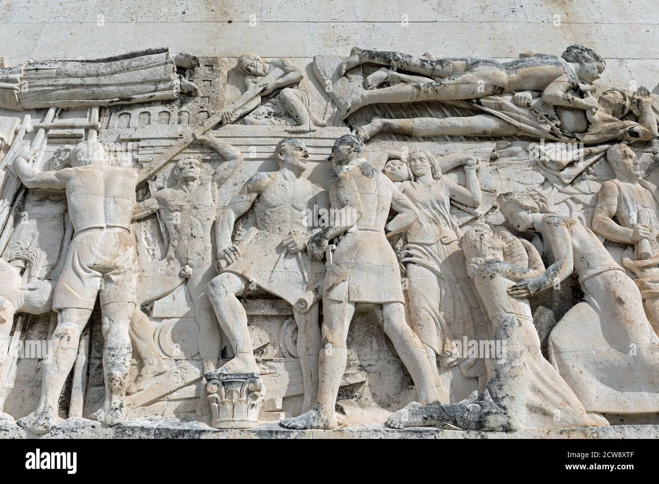 Bas-Relief zeigt die Verherrlichung von Arbeit und Kultur - Gebäude der Universität Triest, Triest, Italien Stockfoto