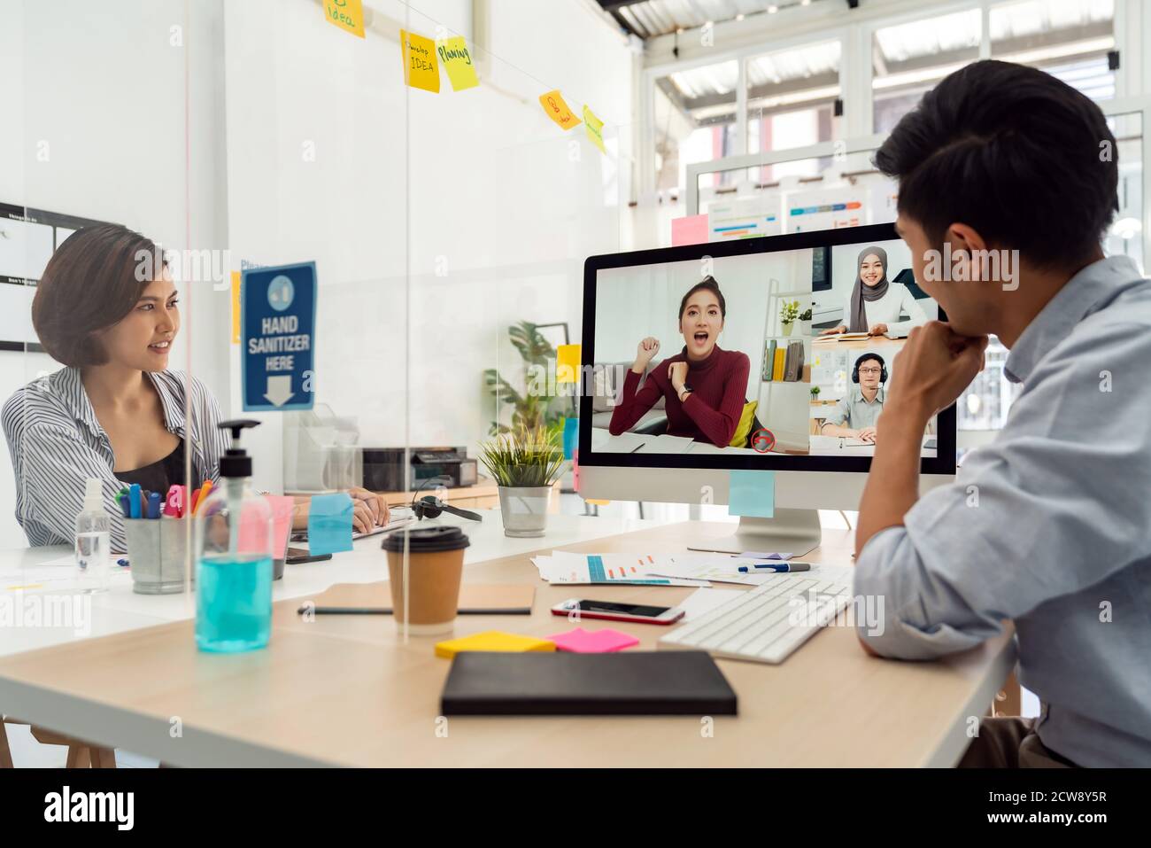 Zwei asiatische Geschäftsleute arbeiten aus dem Home Office beteiligt Videokonferenz Meeting zu Kollegen für die Unternehmens diskutieren und Brainstorming entfernt. Diese tec Stockfoto