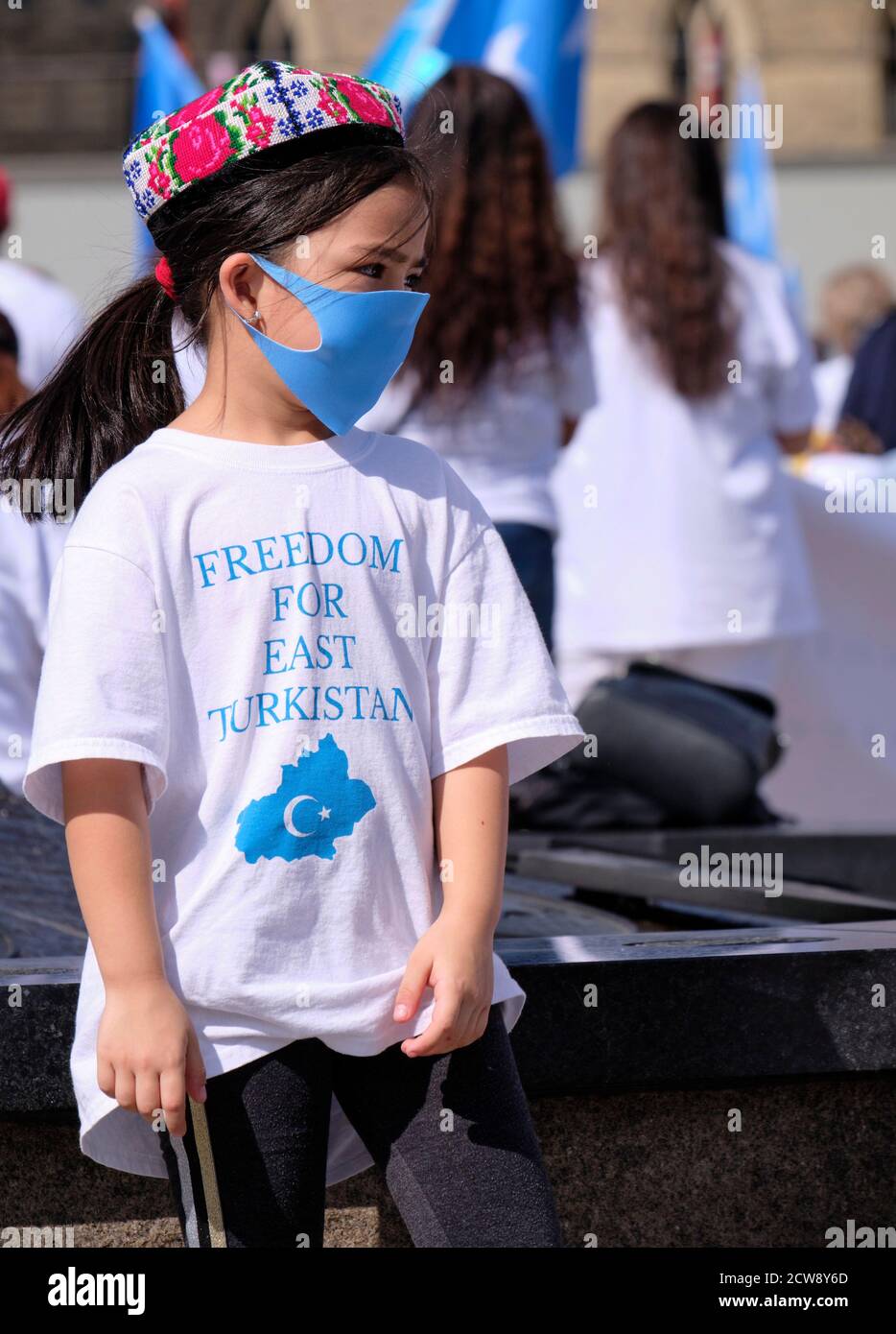 Ottawa, Kanada. September 2020. Junge Mädchen mit einem Hemd der Freiheit für Ostturkistan Teil der Teilnehmer des Völkermordes an den Uiguren und Aufruf zur Aktion der kanadischen Regierung, die vom Uiguren Rights Advocacy Project (URAP) auf dem Parliament Hill in Ottawa organisiert wurde. Ein paar hundert Menschen kamen zu Protesten gegen den anhaltenden Völkermord an Uiguren Muslimen durch das gegenwärtige chinesische Regime. Kredit: Meanderingemu/Alamy Live Nachrichten Stockfoto