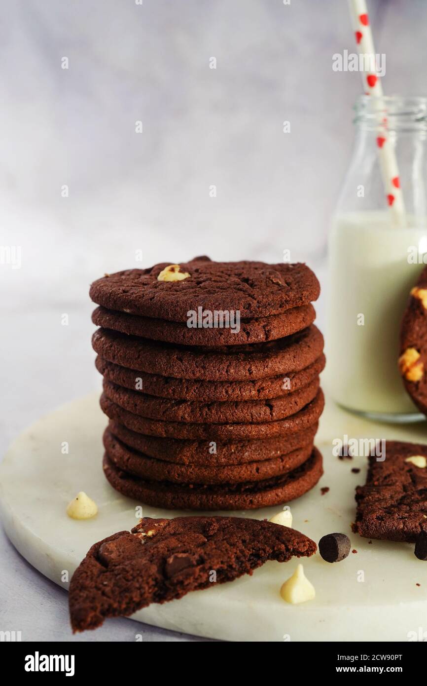 Double Chocolate Chip Cookies und Glas Milch, selektive Fokus Stockfoto