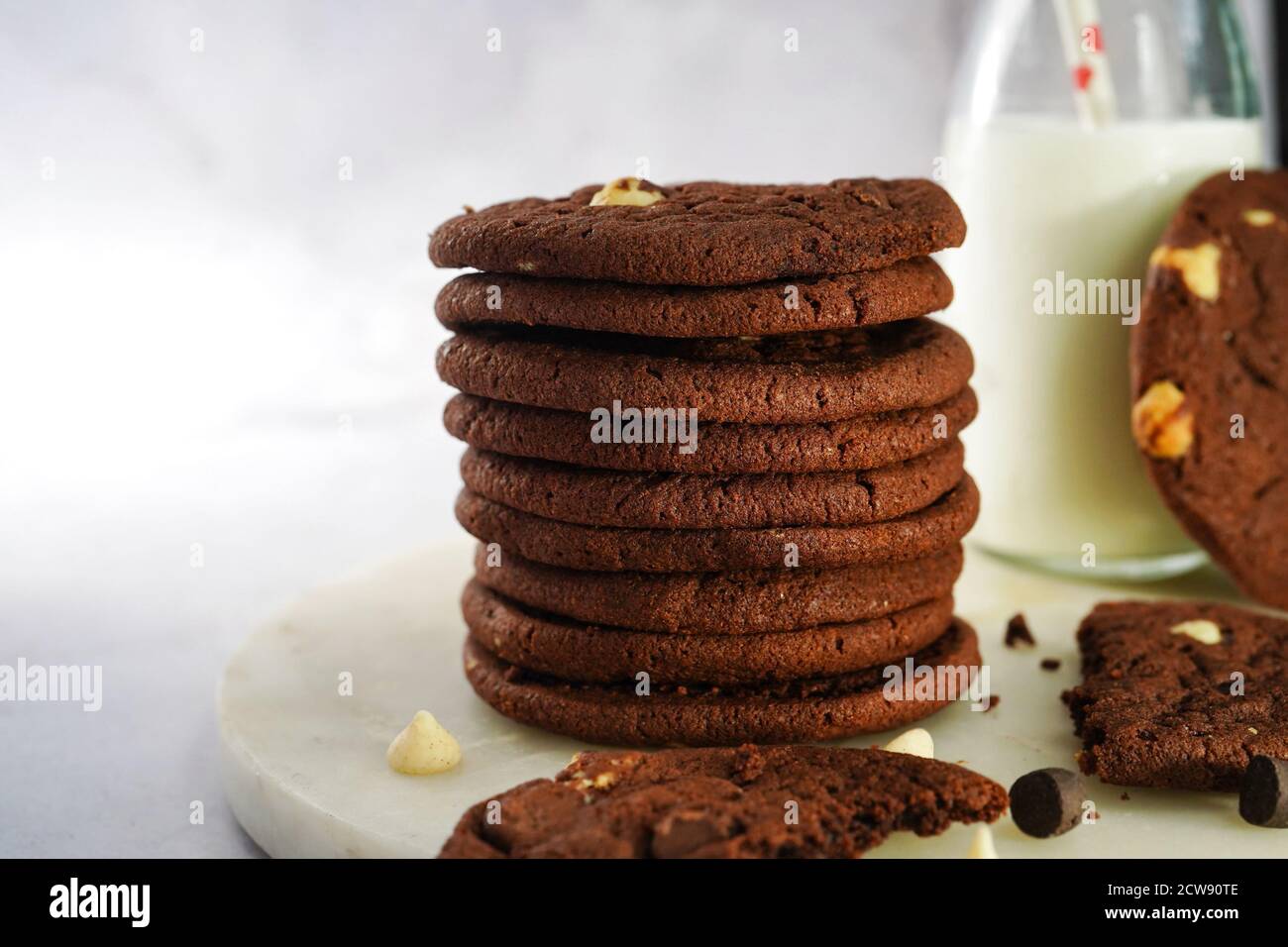 Double Chocolate Chip Cookies und Glas Milch, selektive Fokus Stockfoto
