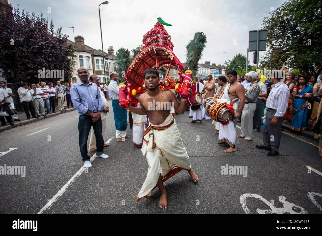 Tausende besuchen das jährliche Chariot Festival vom Tamil Hindu Shree Ganapathy Tempel in Wimbledon, Southwest London, England, Großbritannien Stockfoto