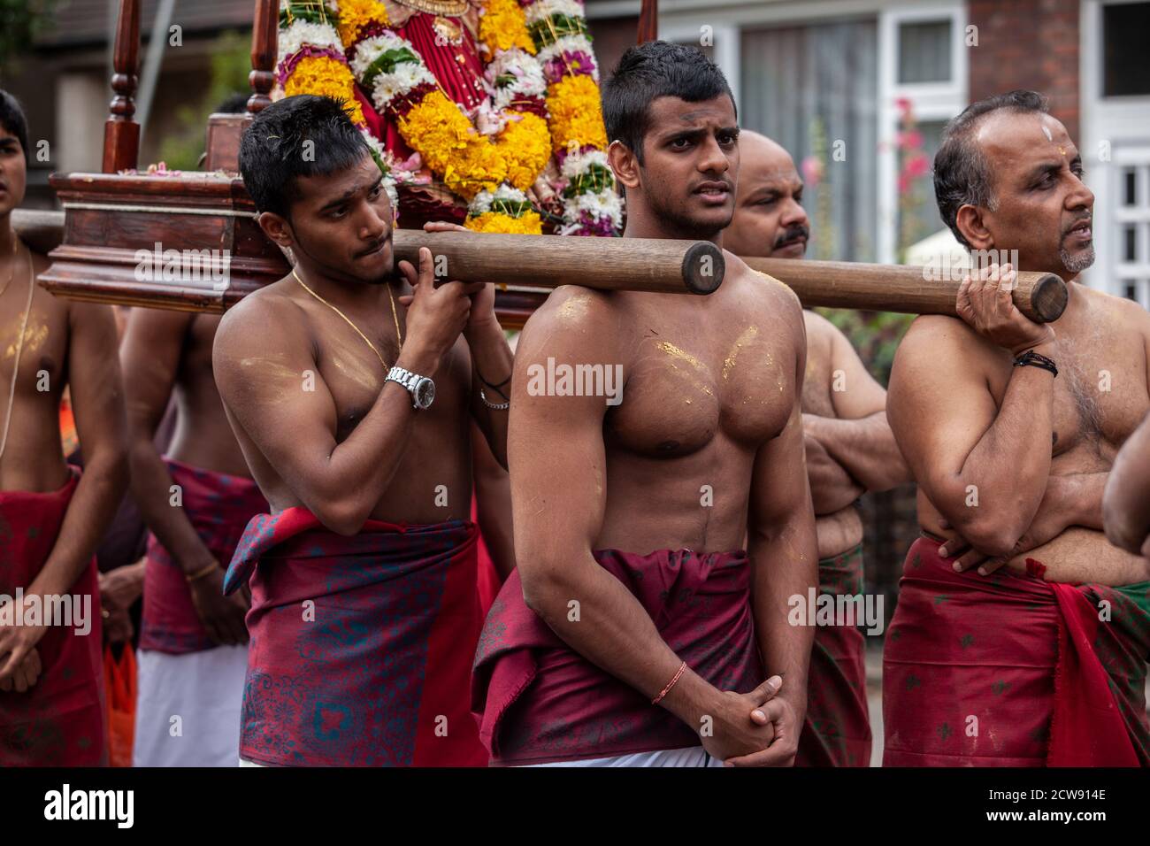 Tausende besuchen das jährliche Chariot Festival vom Tamil Hindu Shree Ganapathy Tempel in Wimbledon, Southwest London, England, Großbritannien Stockfoto Tausende besuchen das jährliche Chariot Festival vom Tamil Hindu Shree Ganapathy Tempel in Wimbledon, Southwest London, England, Großbritannien Stockfoto