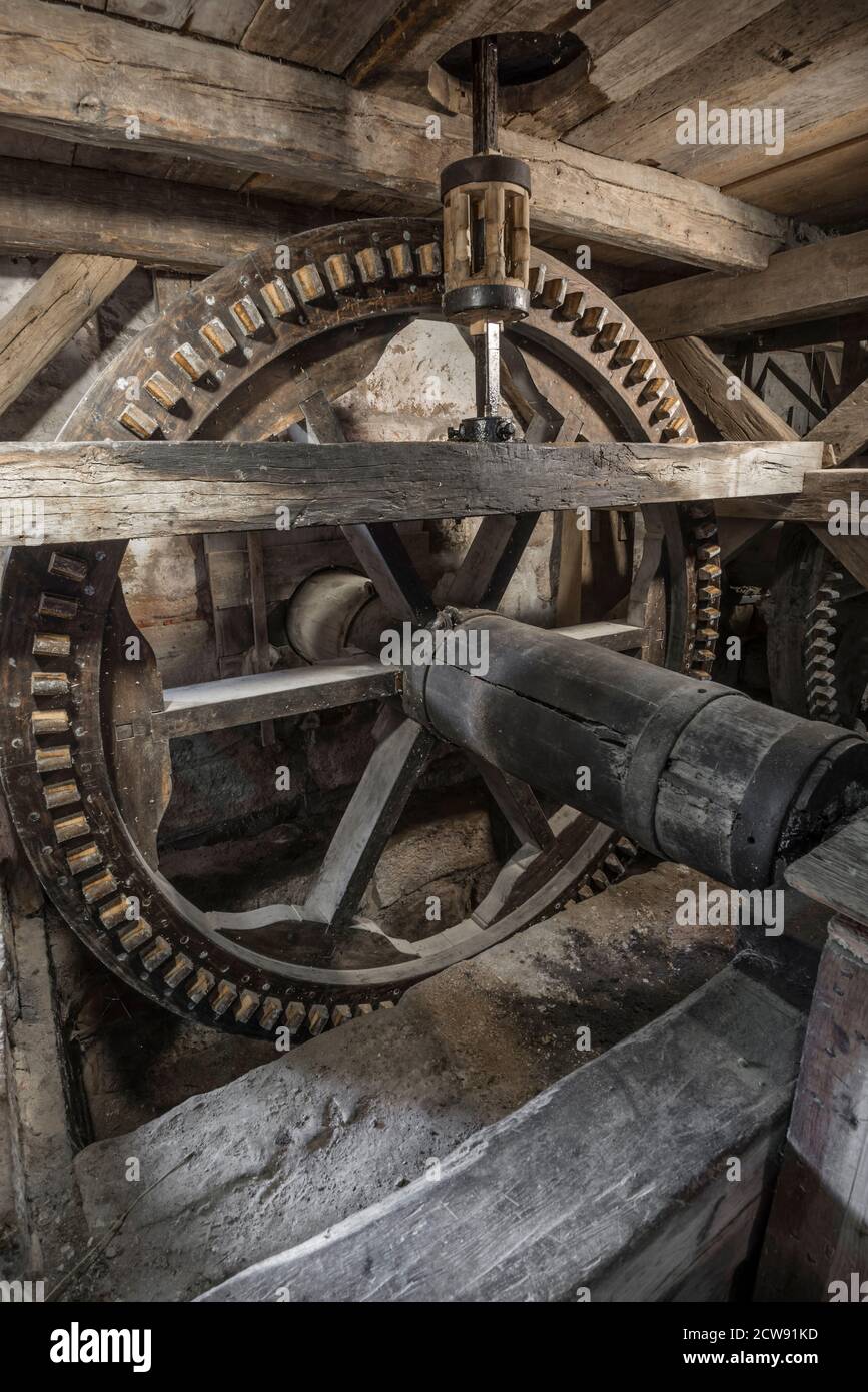 Holzgetriebe einer historischen Wassermühle Stockfoto