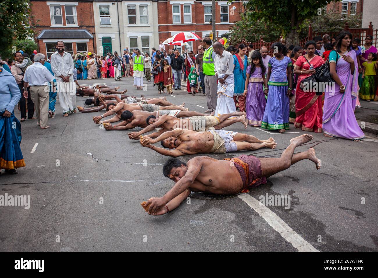 Tausende besuchen das jährliche Chariot Festival vom Tamil Hindu Shree Ganapathy Tempel in Wimbledon, Southwest London, England, Großbritannien Stockfoto Tausende besuchen das jährliche Chariot Festival vom Tamil Hindu Shree Ganapathy Tempel in Wimbledon, Southwest London, England, Großbritannien Stockfoto