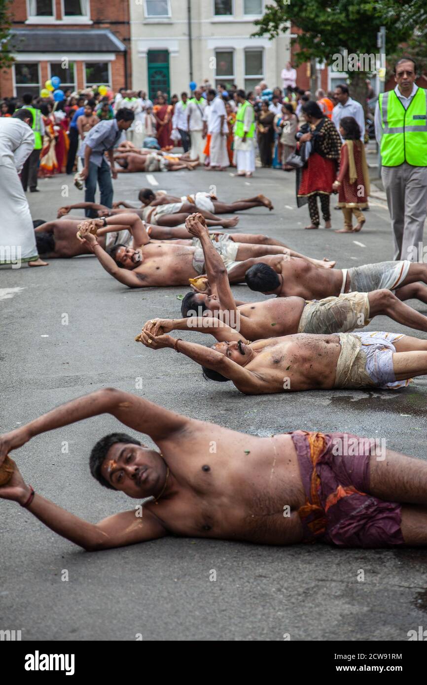 Tausende besuchen das jährliche Chariot Festival vom Tamil Hindu Shree Ganapathy Tempel in Wimbledon, Southwest London, England, Großbritannien Stockfoto