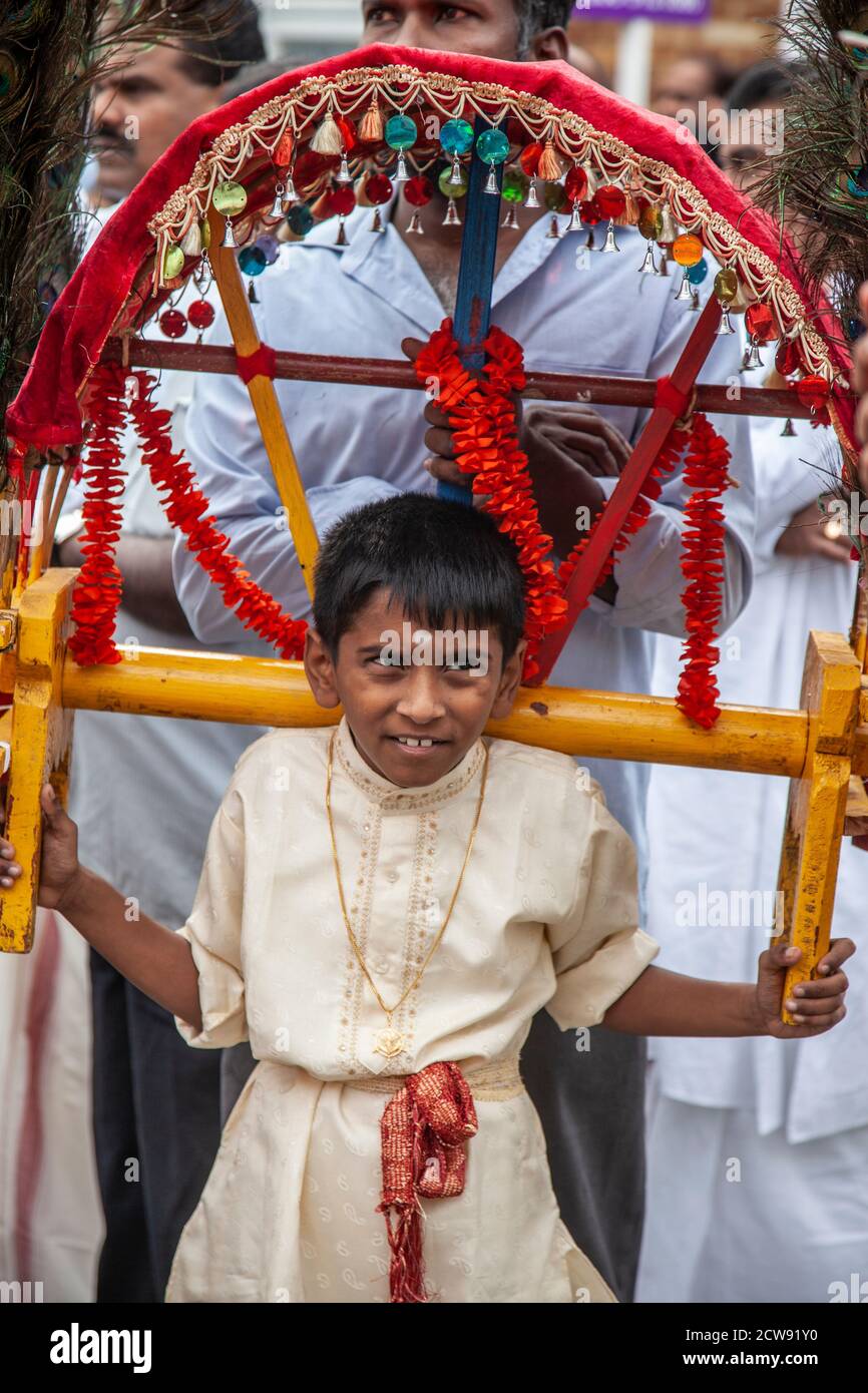 Tausende besuchen das jährliche Chariot Festival vom Tamil Hindu Shree Ganapathy Tempel in Wimbledon, Southwest London, England, Großbritannien Stockfoto Tausende besuchen das jährliche Chariot Festival vom Tamil Hindu Shree Ganapathy Tempel in Wimbledon, Southwest London, England, Großbritannien Stockfoto