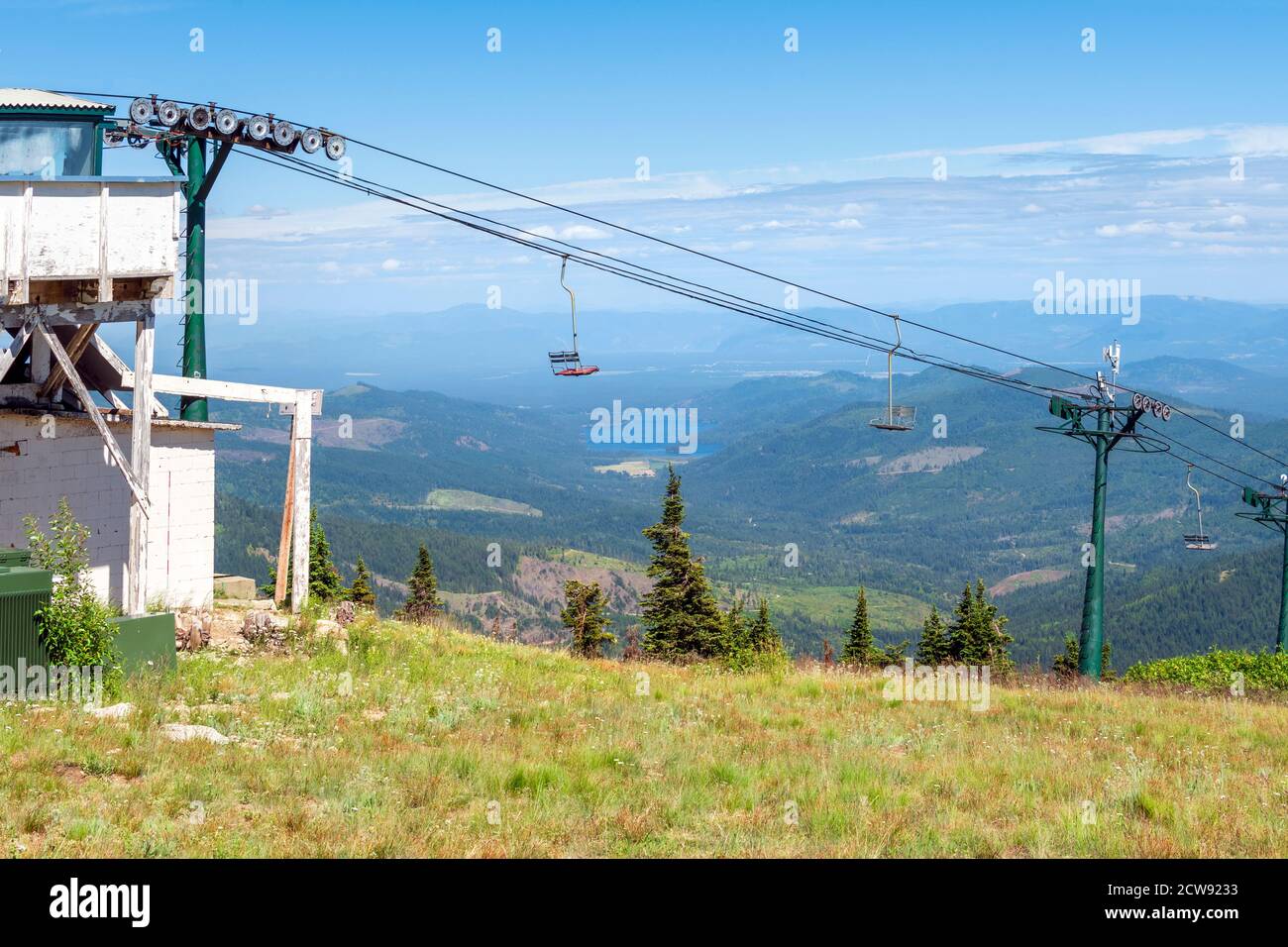 Ein leerer Skilift, der im Sommer in einem Spokane State Park Skigebiet mit Blick auf Spokane, Washington Area, USA, nicht in Betrieb ist Stockfoto