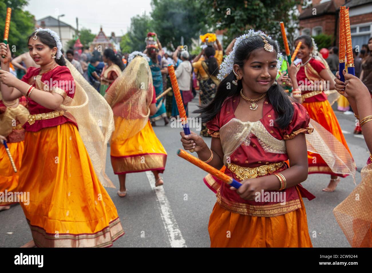 Tausende besuchen das jährliche Chariot Festival vom Tamil Hindu Shree Ganapathy Tempel in Wimbledon, Southwest London, England, Großbritannien Stockfoto Tausende besuchen das jährliche Chariot Festival vom Tamil Hindu Shree Ganapathy Tempel in Wimbledon, Southwest London, England, Großbritannien Stockfoto