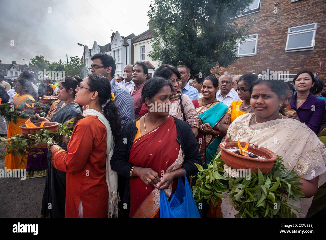 Tausende besuchen das jährliche Chariot Festival vom Tamil Hindu Shree Ganapathy Tempel in Wimbledon, Southwest London, England, Großbritannien Stockfoto Tausende besuchen das jährliche Chariot Festival vom Tamil Hindu Shree Ganapathy Tempel in Wimbledon, Southwest London, England, Großbritannien Stockfoto