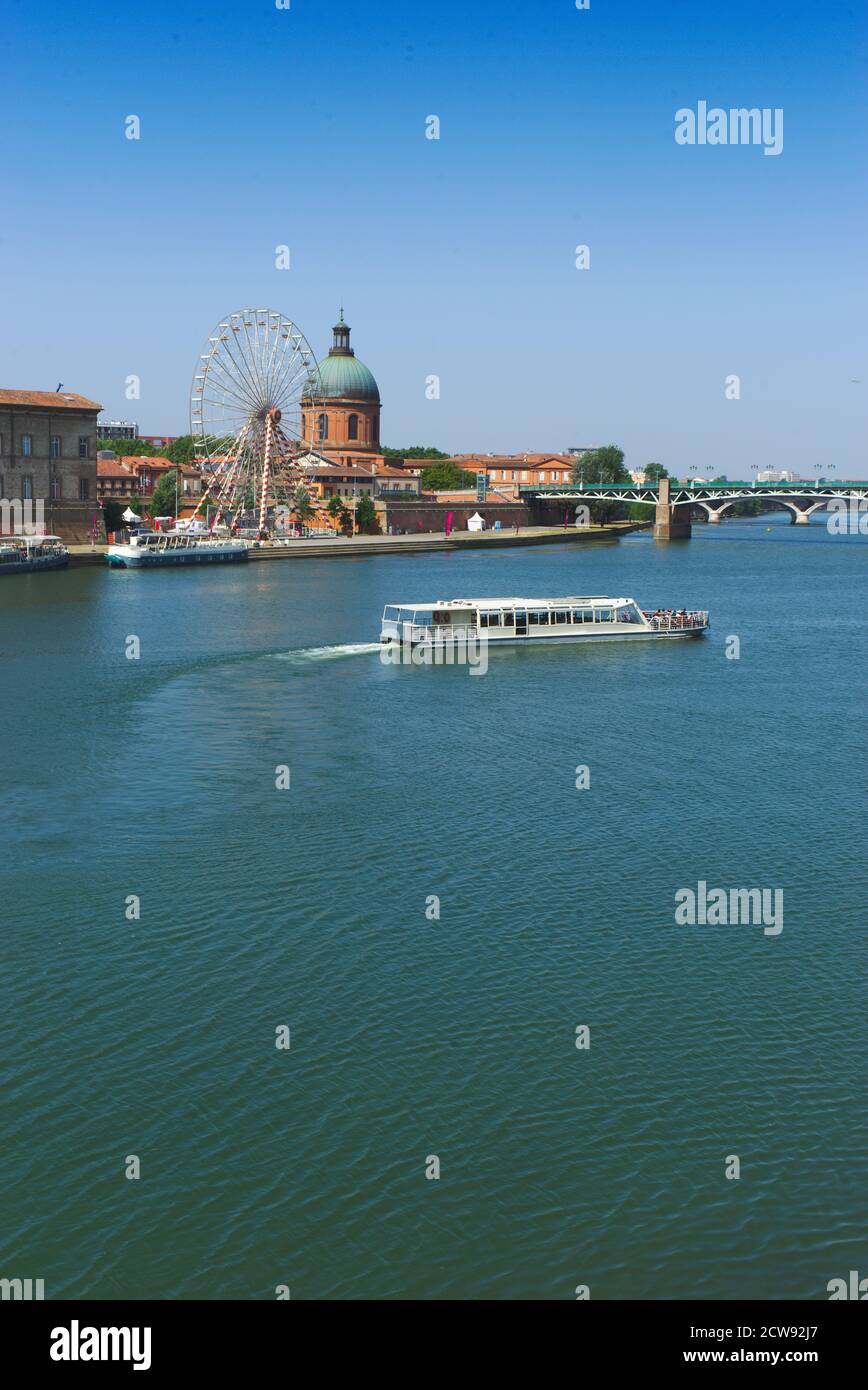 Toulouse, Blick auf die Garonne, die Pont Saint-Pierre und den Dome de la Grave Stockfoto