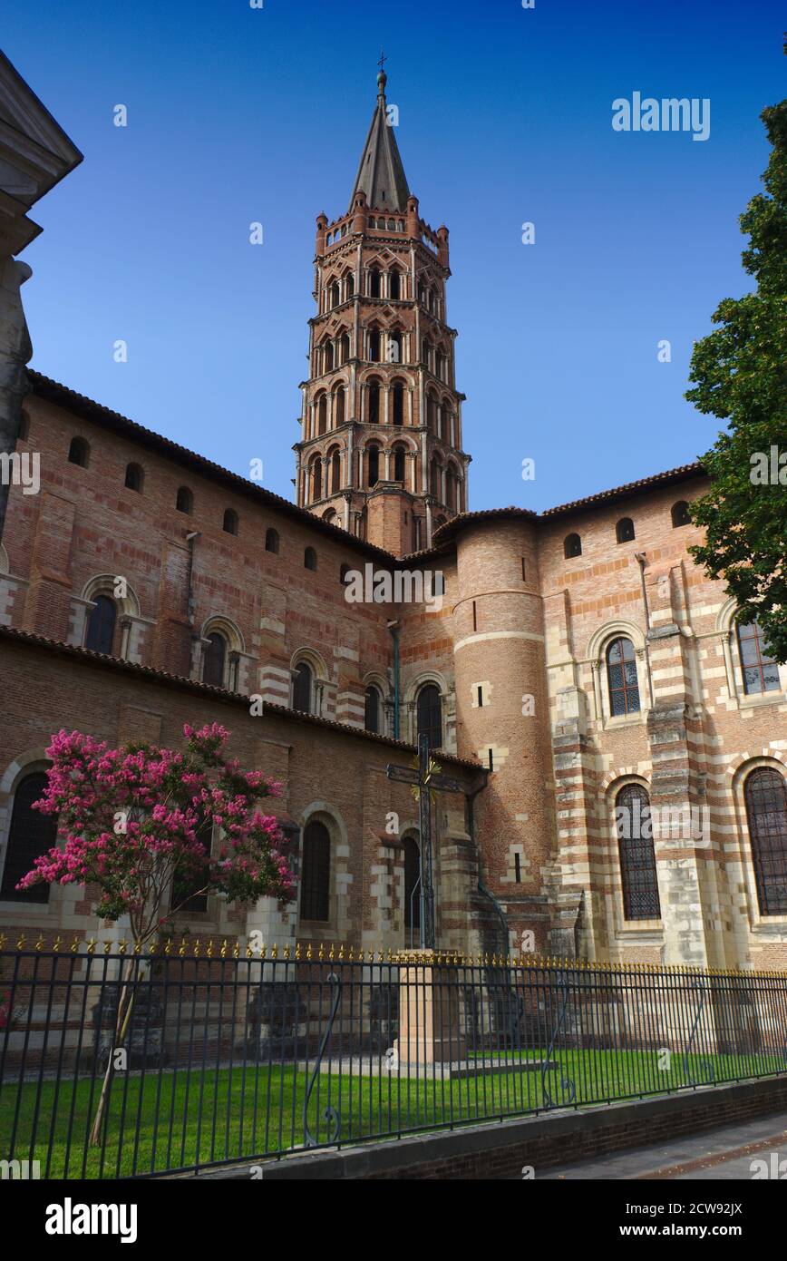 Toulouse, Glockenturm der Basilika Saint-Sernin und Garten Stockfoto