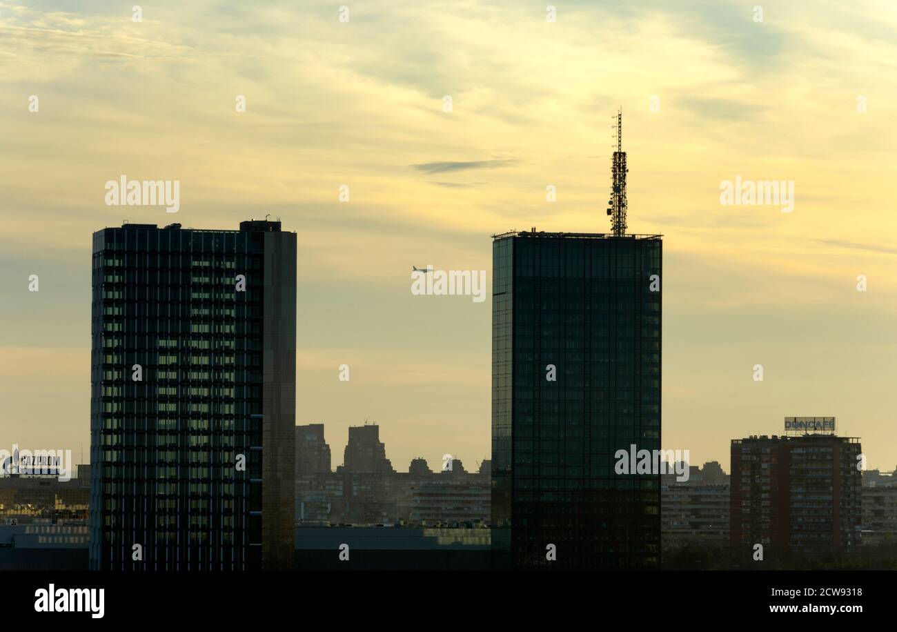 Zwei ähnliche Wolkenkratzer in Belgrad Stockfoto