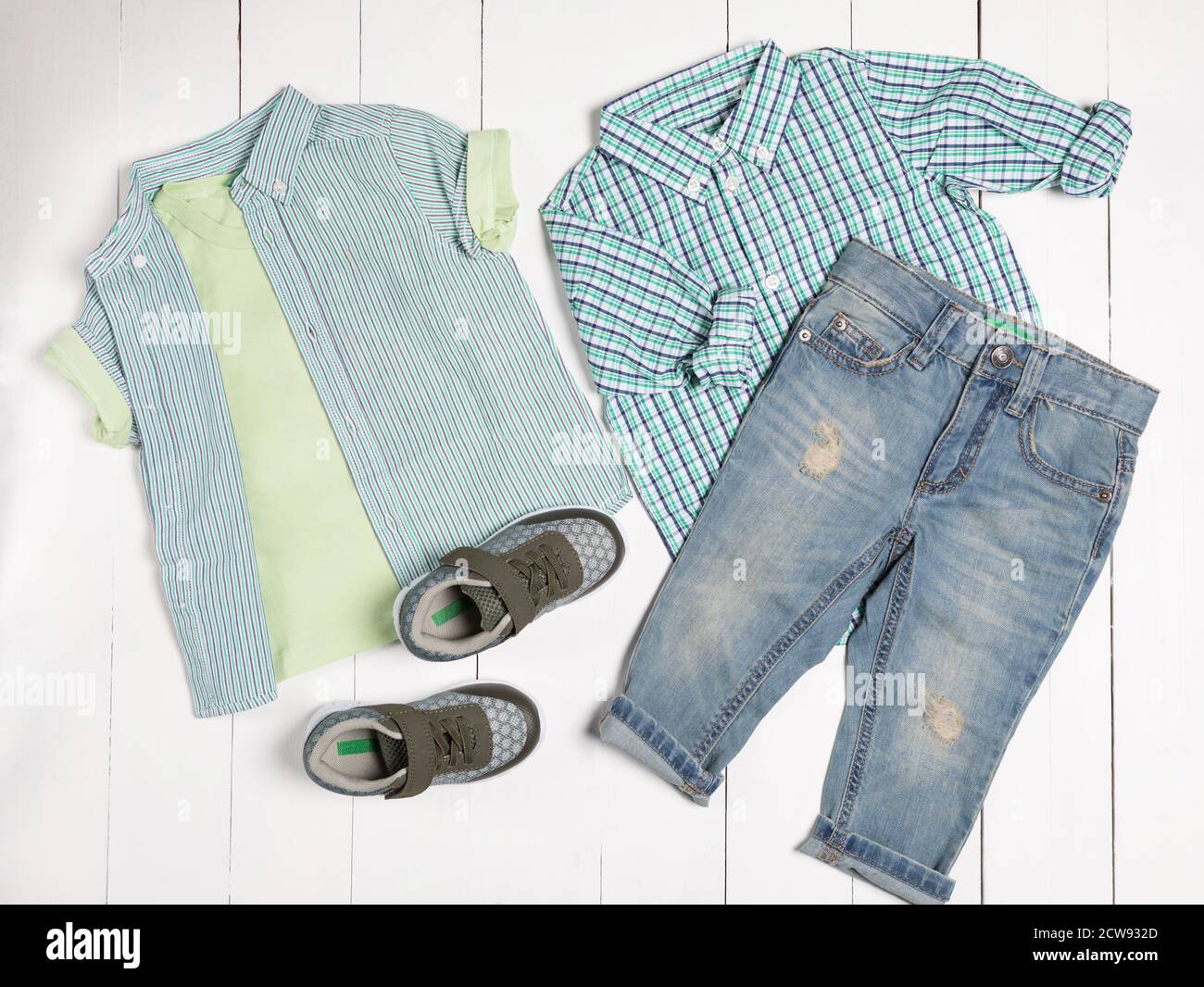 Herren Casual Outfits für Herrenbekleidung Set mit T-Shirt, grauen Schuhen, Shorts isoliert auf weißem Hintergrund, Draufsicht Stockfoto