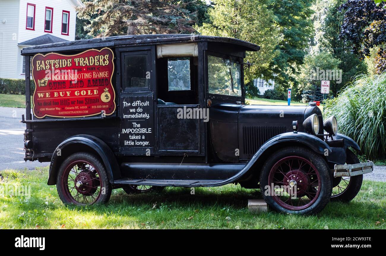 Ein antiker LKW trägt eine alte Anzeige - 2 Stockfoto