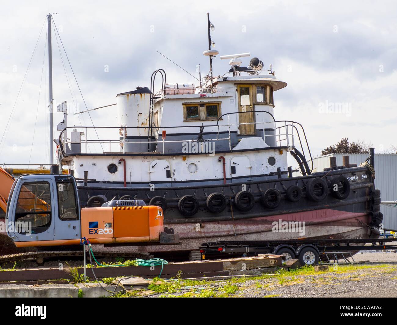 Altes Schlepper-Boot aus dem Wasser für die Zerstückelung genommen -1 Stockfoto