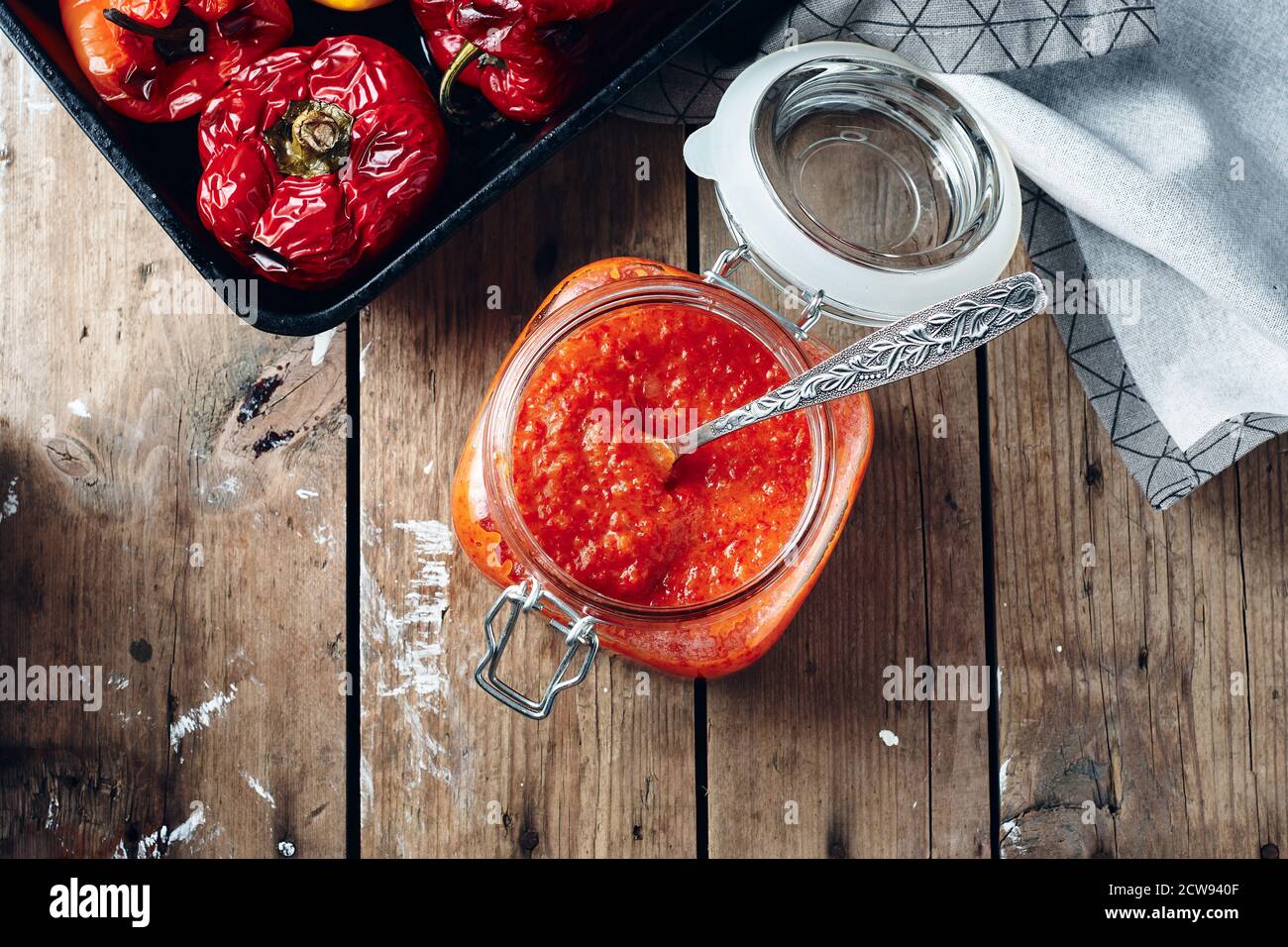 Ajvar und paprika -Fotos und -Bildmaterial in hoher Auflösung – Alamy