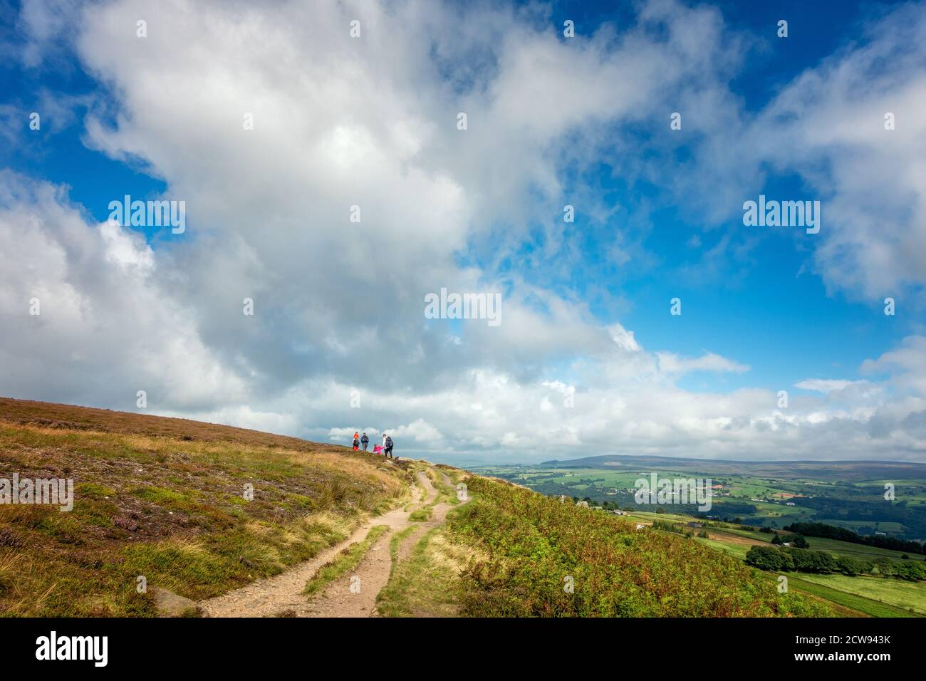 Familie, die an einem schönen Sommertag in der wunderschönen Landschaft spazieren geht, Ilkley Moor, West Yorkshire, Großbritannien Stockfoto