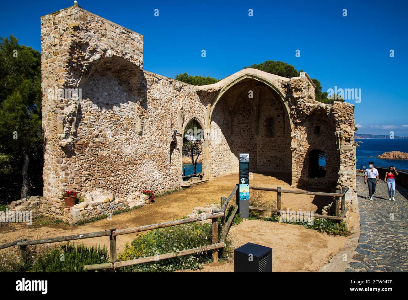 Ruinen einer alten gotischen Kirche in der Burg von Tossa de Mar an der Costa Brava in Katalonien, Spanien Stockfoto