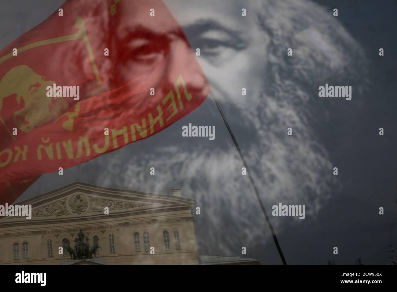 Moskau, Russland. 5. Mai 2018 Menschen halten ein Porträt von Karl Marx und legen Blumen an der Gedenkstatue von Karl Marx während der Feierlichkeiten zum 200. Jahrestag seiner Geburt, in Moskau, Russland Stockfoto