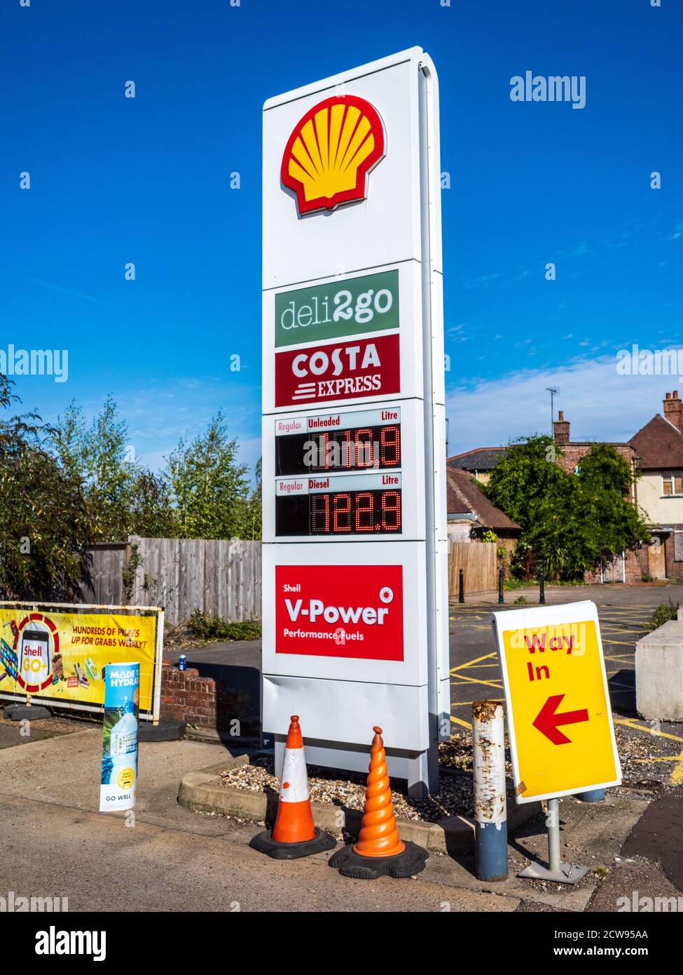 Shell Garage Sign - Shell Tankstelle Zeichen mit Kraftstoffpreisen und Garageneinrichtungen. Shell-Schild. Stockfoto