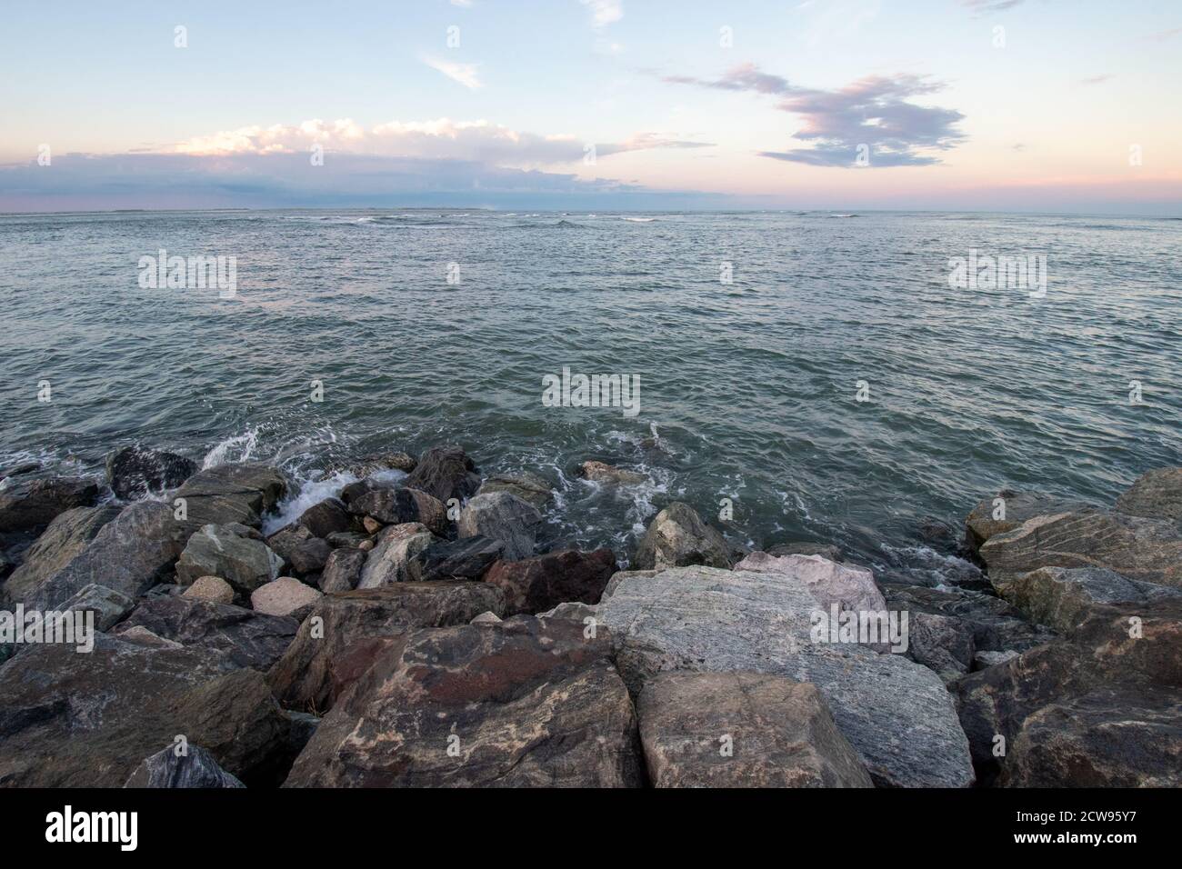 Eine wunderschöne Aussicht auf das Meer und den Himmel im North Wildwood Sea Wall in New Jersey Stockfoto