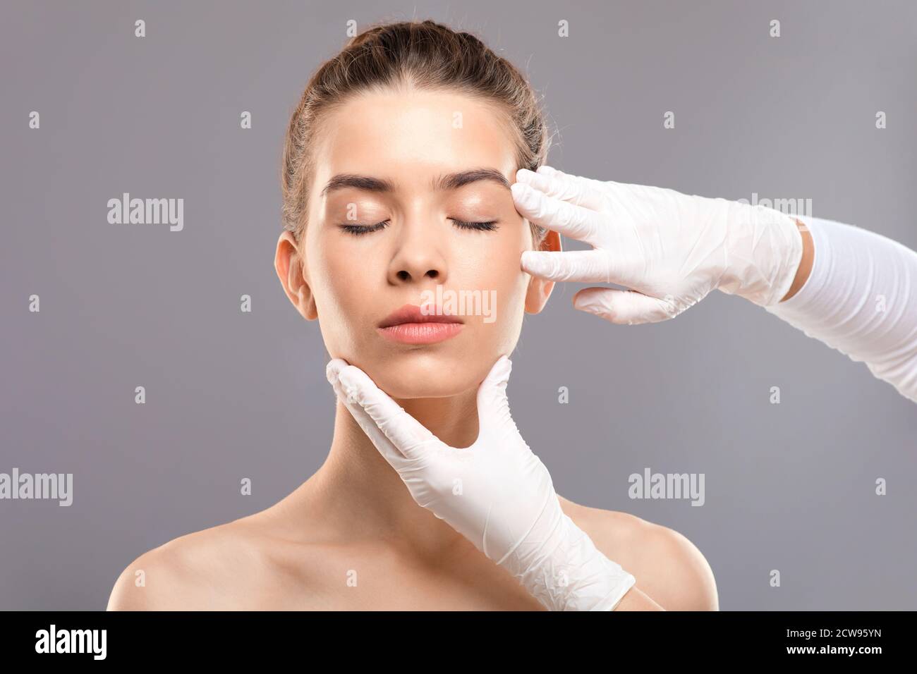 Attraktive junge Frau bekommen Behandlung in Beauty-Klinik Stockfoto