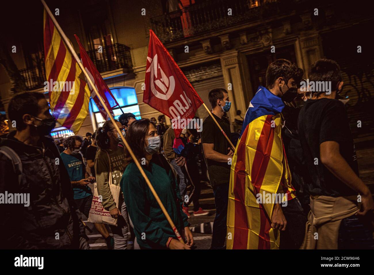 Barcelona, Spanien. September 2020. Katalanische Unabhängigkeitsbefürworter marschieren durch Barcelona, während sie gegen das Verbot des Regionalpräsidenten Quim Torra aus dem öffentlichen Amt protestieren, nachdem der Oberste Gerichtshof ihn des Ungehorsams für schuldig befunden hat, weil er sich geweigert hat, während eines Wahlkampfes ein politisches Banner aus seinem Bürogebäude zu entfernen, das gegen die Regeln der politischen Neutralität verstößt. Quelle: Matthias Oesterle/Alamy Live News Stockfoto