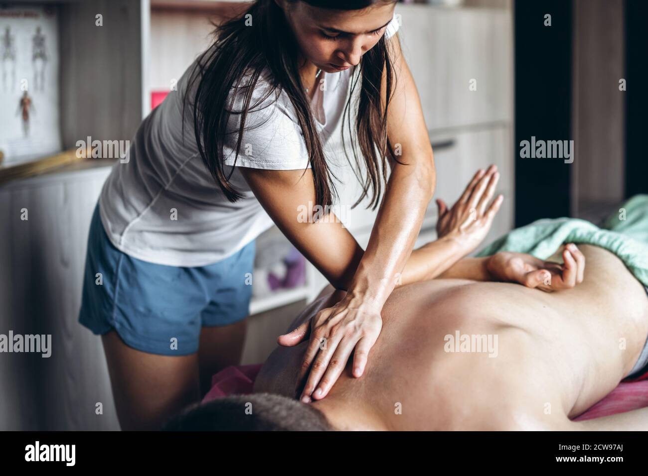 Schwarze Frau Macht Massage An Weißen Kerl Schwarze Frau Macht Massage An Weißen Kerl