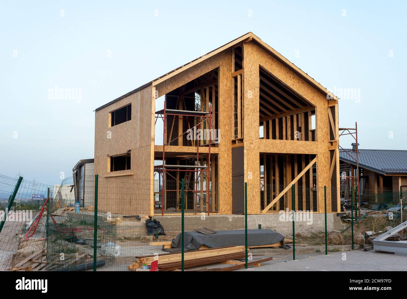 Holzrahmen vorgefertigte Kabine oder Fertighaus im Bau als modulares Gehäuse und Flat Pack Häuser Konzept. Stockfoto