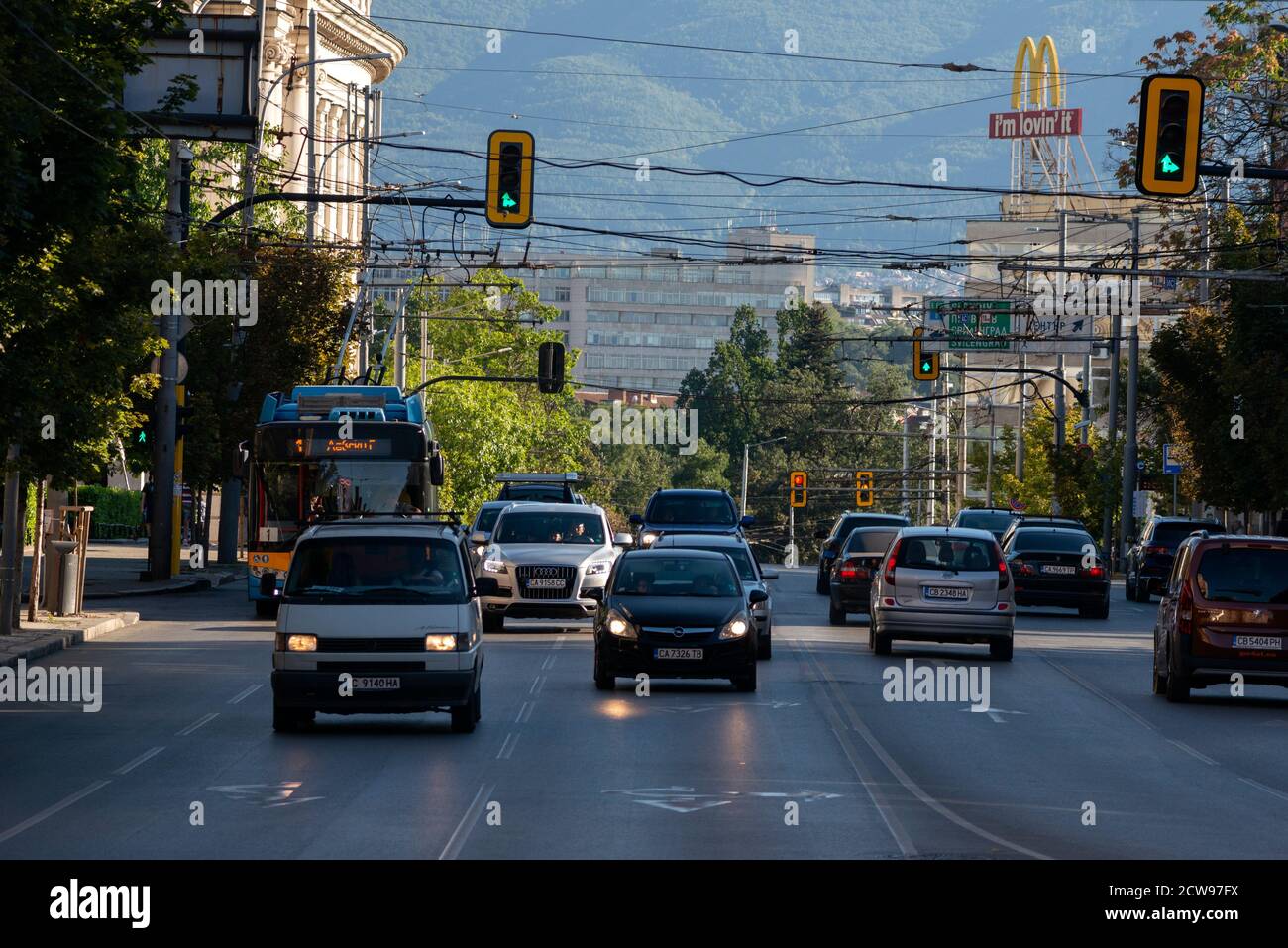 Sofia Bulgarien Straßenansicht des Autoverkehrs während der Hauptverkehrszeit Mit Licht und Schatten als lebendiger Chiaroscuro-Effekt Stockfoto