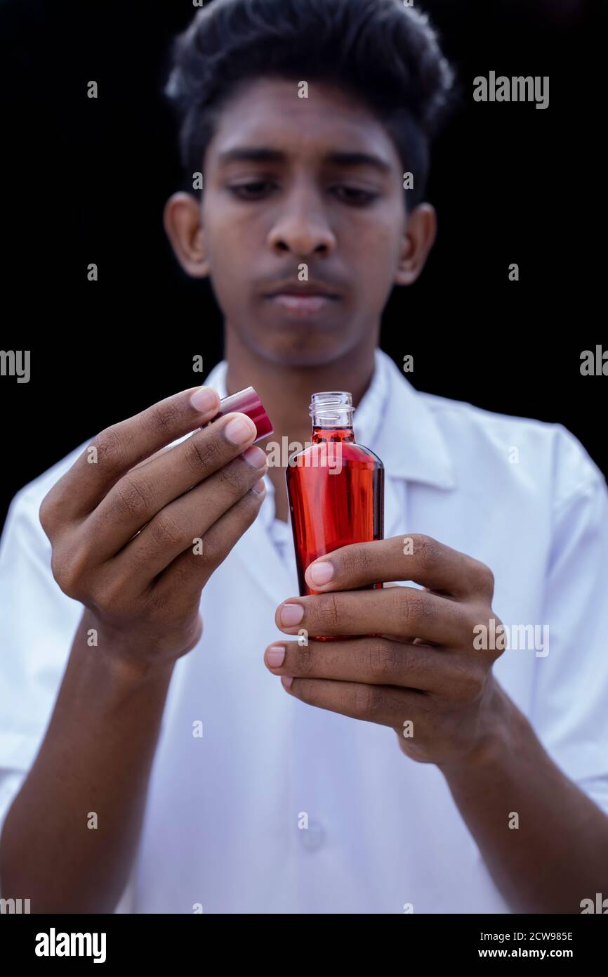 Labortechniker oder Arzt hält eine Testflasche mit einer Blutprobe, Stockfoto