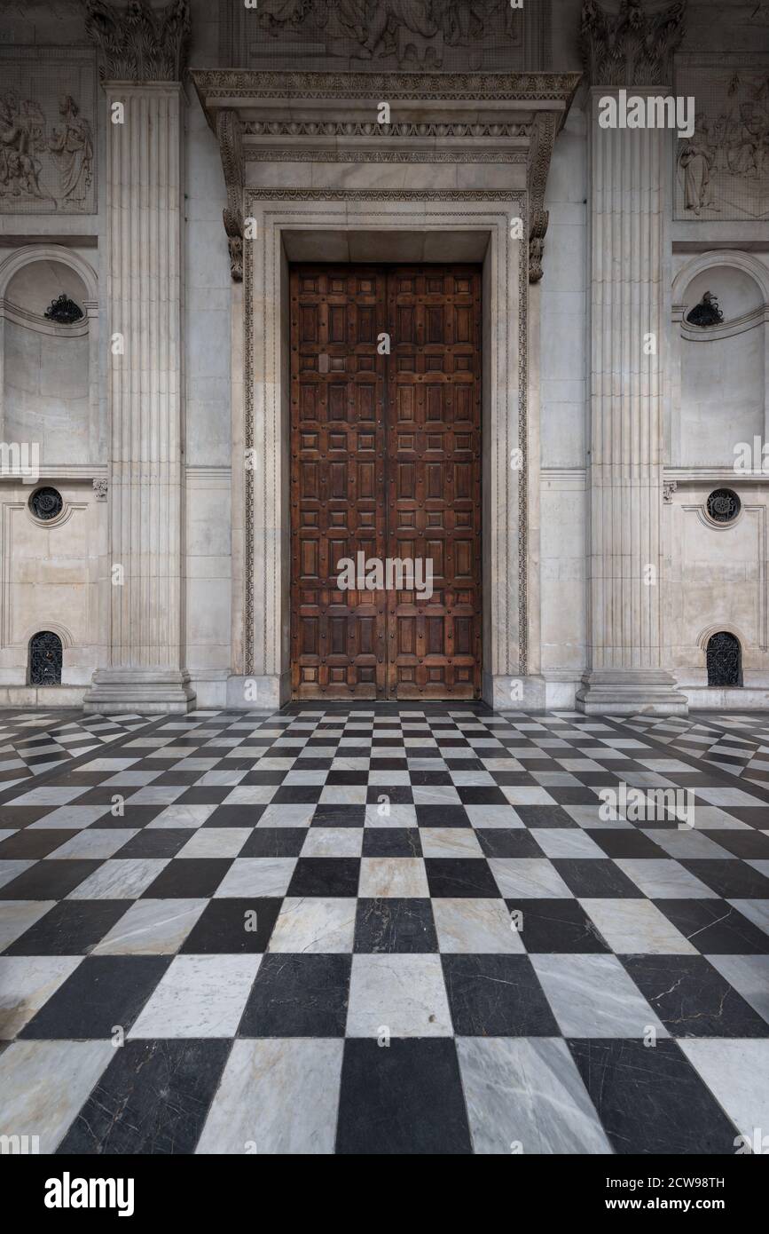 Außenansicht der St Paul's Cathedral in London, Großbritannien Stockfoto