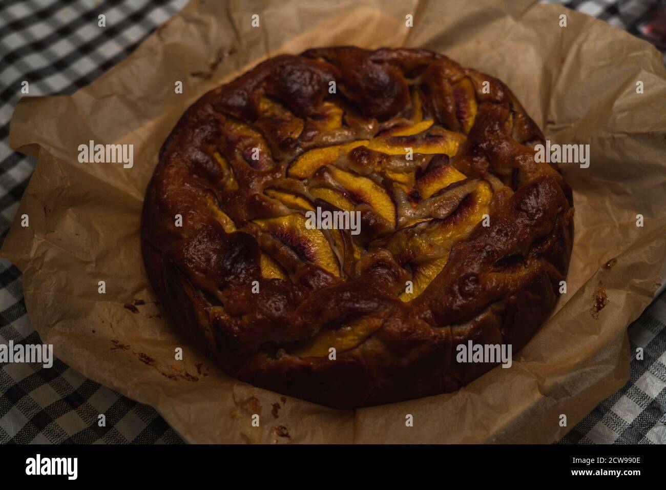 Nahaufnahme eines frisch zubereiteten Pfirsichkuchen Stockfoto