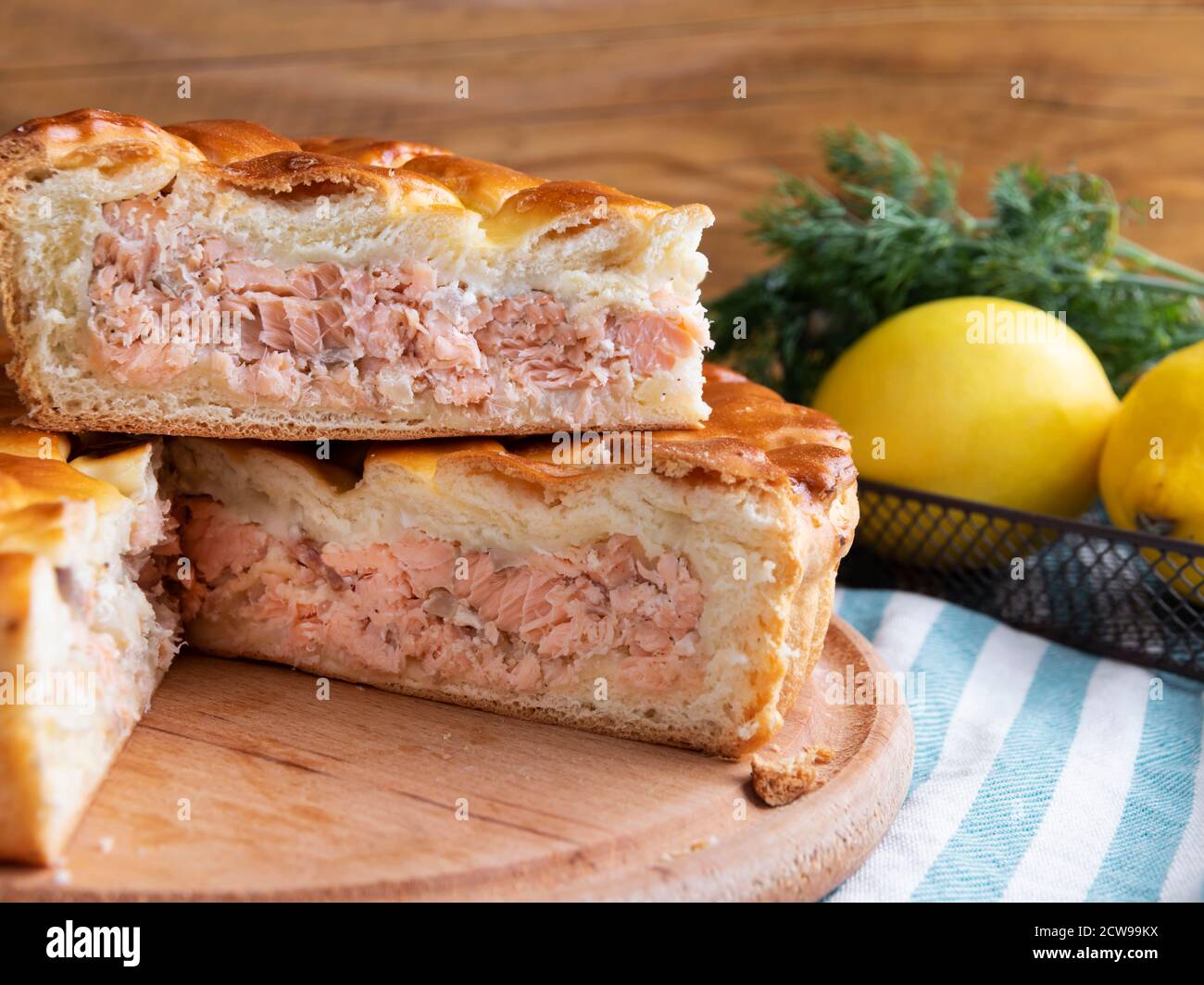 Köstliche hausgemachte Torte mit Lachsfischfüllung, Nahaufnahme, Stück geschnitten Stockfoto