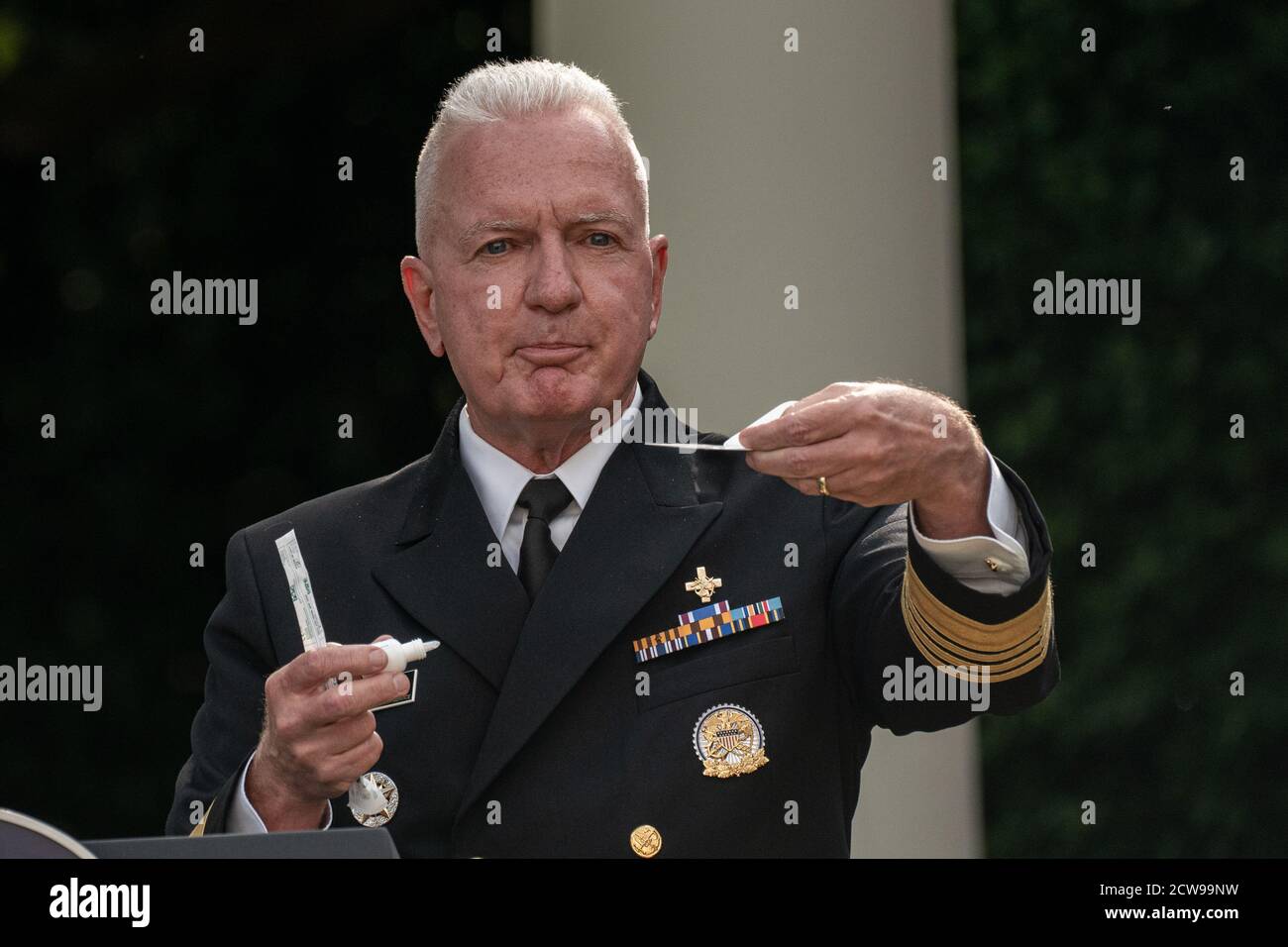 Washington, Usa. September 2020. Der stellvertretende Sekretär für Gesundheit und menschliche Dienste Admiral Brett Giroir zeigt einen covid-19 Test während eines Updates von US-Präsident Donald Trump über die Nation Coronavirus Teststrategie im Rosengarten des Weißen Hauses am Montag, 28. September 2020 in Washington DC. Foto von Ken Cedeno/UPI Kredit: UPI/Alamy Live Nachrichten Stockfoto